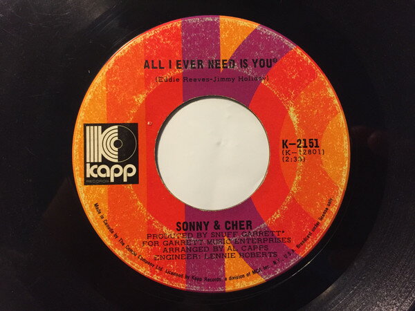 ・アーティスト Sonny & Cher ・タイトル All I Ever Need Is You/I Got You Babe ・レーベル・型番 Kapp Records K2151 ・フォーマット 7インチレコード ・コンディション(盤) 良い (VG+) ・コンディション(ジャケット) プレインカバー（元ジャケット／カバー無し） ・コンディション(帯) オビなし ・特記事項 【company sleeve】 サンプル画像です。実際の商品の画像ではありません 商品写真はバーコード/カタログ番号に対応したサンプル画像ですので、お送りする商品の画像ではありません。帯やライナーなどの付属品は、特記事項に記載されている場合のみ含まれます。プロモやカラーレコードなどの仕様についても、該当する場合のみ特記事項に記載しています。 【ご購入前に必ずご確認ください】 ・本店サイト(www.recordcity.jp)とは価格、送料が違います ・本店サイト、その他支店のオーダーとは同梱発送できません ・注文確定後に別の注文を頂いた場合、注文同士の同梱は致しかねます。 ・別倉庫から発送しているため、店頭受け渡しは対応しておりません ・一部商品は他の通販サイトでも販売しているため、ご注文のタイミングによっては商品のご用意ができない場合がございます。 ・土日祝日はお休みです 金曜・祝前日9時以降のご連絡またはご入金は、返答または発送が週明け・祝日明けに順次対応となります。 ・ご購入後のキャンセル不可 ご購入後のキャンセルはいかなる理由においてもお受けできません。ご了承の上、ご購入くださいませ。 ・日本郵便(ゆうパック/ゆうメール)によるお届けになります。 ・中古品であることをご理解ください 当ストアでは中古商品を主に販売しております。中古品であることをご理解の上ご購入ください。また、一部商品はRecordCityオンラインストアで試聴可能です。 ・返品について お客様のご都合による返品は一切承っておりません。 表記の内容と実際の商品に相違がある場合、また針飛び等で返品・返金をご希望される場合は、商品の到着後1週間以内にご連絡ください。商品の返送をこちらで確認後、キャンセル・返金を行います。 コンディションVG以下の商品は返品できません。プレイに影響のない表面のこすれ傷、プレス起因のノイズ盤は返品の対象外です。 【コンディション表記】 ・ほぼ新品(M-)(Like New) 完全な新品。未使用。当店ではほぼ使用しません ・非常に良い(EX)(Excellent) 中古盤として美品な状態。わずかな経年を感じるものの傷みを感じさせない、当店基準で最高の状態 ・良い(VG+)(Very Good Plus) 丁寧に扱われた中古品で、軽い使用感がみられる。 ・可(VG)(Acceptable) 使い込まれた中古品で、「良い」よりもさらに使用感がみられる。 ・悪い(VG-)(Bad) 状態が悪いアイテム。使用の保障はなく、再生不可、針飛び、目立つノイズがあるかもしれない。状態によるクレーム不可。返品不可。 ・非常に悪い(G)(Very Bad) 「悪い」よりさらに状態が悪いアイテム。使用の保障はなく、再生不可、針飛び、目立つノイズがあるかもしれない。状態によるクレーム不可。返品不可。 ・ジャンク(Fair)(Junk/Fair) 割れている、反っている、水ダメージがある、カビ、ジャケットが分離している、ひどい書き込み、ひどい擦れなど最低の状態。使用の保障はなく、再生不可、針飛び、目立つノイズがあるかもしれない。状態によるクレーム不可。返品不可。 ・ジャンク(Poor)(Junk/Poor) 割れている、反っている、水ダメージがある、カビ、ジャケットが分離している、ひどい書き込み、ひどい擦れなど最低の状態。使用の保障はなく、再生不可、針飛び、目立つノイズがあるかもしれない。状態によるクレーム不可。返品不可。