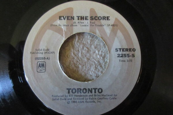 ・アーティスト Toronto ・タイトル Even The Score ・レーベル・型番 A&M 2255S ・フォーマット 7インチレコード ・コンディション(盤) 良い (VG+) ・コンディション(ジャケット) プレインカバー（元ジャケット／カバー無し） ・コンディション(帯) オビなし ・特記事項 サンプル画像です。実際の商品の画像ではありません 商品写真はバーコード/カタログ番号に対応したサンプル画像ですので、お送りする商品の画像ではありません。帯やライナーなどの付属品は、特記事項に記載されている場合のみ含まれます。プロモやカラーレコードなどの仕様についても、該当する場合のみ特記事項に記載しています。 【ご購入前に必ずご確認ください】 ・本店サイト(www.recordcity.jp)とは価格、送料が違います ・本店サイト、その他支店のオーダーとは同梱発送できません ・注文確定後に別の注文を頂いた場合、注文同士の同梱は致しかねます。 ・別倉庫から発送しているため、店頭受け渡しは対応しておりません ・一部商品は他の通販サイトでも販売しているため、ご注文のタイミングによっては商品のご用意ができない場合がございます。 ・土日祝日はお休みです 金曜・祝前日9時以降のご連絡またはご入金は、返答または発送が週明け・祝日明けに順次対応となります。 ・ご購入後のキャンセル不可 ご購入後のキャンセルはいかなる理由においてもお受けできません。ご了承の上、ご購入くださいませ。 ・日本郵便(ゆうパック/ゆうメール)によるお届けになります。 ・中古品であることをご理解ください 当ストアでは中古商品を主に販売しております。中古品であることをご理解の上ご購入ください。また、一部商品はRecordCityオンラインストアで試聴可能です。 ・返品について お客様のご都合による返品は一切承っておりません。 表記の内容と実際の商品に相違がある場合、また針飛び等で返品・返金をご希望される場合は、商品の到着後1週間以内にご連絡ください。商品の返送をこちらで確認後、キャンセル・返金を行います。 コンディションVG以下の商品は返品できません。プレイに影響のない表面のこすれ傷、プレス起因のノイズ盤は返品の対象外です。 【コンディション表記】 ・ほぼ新品(M-)(Like New) 完全な新品。未使用。当店ではほぼ使用しません ・非常に良い(EX)(Excellent) 中古盤として美品な状態。わずかな経年を感じるものの傷みを感じさせない、当店基準で最高の状態 ・良い(VG+)(Very Good Plus) 丁寧に扱われた中古品で、軽い使用感がみられる。 ・可(VG)(Acceptable) 使い込まれた中古品で、「良い」よりもさらに使用感がみられる。 ・悪い(VG-)(Bad) 状態が悪いアイテム。使用の保障はなく、再生不可、針飛び、目立つノイズがあるかもしれない。状態によるクレーム不可。返品不可。 ・非常に悪い(G)(Very Bad) 「悪い」よりさらに状態が悪いアイテム。使用の保障はなく、再生不可、針飛び、目立つノイズがあるかもしれない。状態によるクレーム不可。返品不可。 ・ジャンク(Fair)(Junk/Fair) 割れている、反っている、水ダメージがある、カビ、ジャケットが分離している、ひどい書き込み、ひどい擦れなど最低の状態。使用の保障はなく、再生不可、針飛び、目立つノイズがあるかもしれない。状態によるクレーム不可。返品不可。 ・ジャンク(Poor)(Junk/Poor) 割れている、反っている、水ダメージがある、カビ、ジャケットが分離している、ひどい書き込み、ひどい擦れなど最低の状態。使用の保障はなく、再生不可、針飛び、目立つノイズがあるかもしれない。状態によるクレーム不可。返品不可。