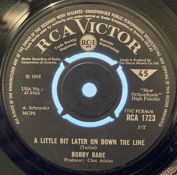 ・アーティスト Bobby Bare ・タイトル A Little Bit Later On Down The Line ・レーベル・型番 RCA Victor RCA1723 ・フォーマット 7インチレコード ・コンディション(盤) 良い (VG+) ・コンディション(ジャケット) プレインカバー（元ジャケット／カバー無し） ・コンディション(帯) オビなし ・特記事項 サンプル画像です。実際の商品の画像ではありません 商品写真はバーコード/カタログ番号に対応したサンプル画像ですので、お送りする商品の画像ではありません。帯やライナーなどの付属品は、特記事項に記載されている場合のみ含まれます。プロモやカラーレコードなどの仕様についても、該当する場合のみ特記事項に記載しています。 【ご購入前に必ずご確認ください】 ・本店サイト(www.recordcity.jp)とは価格、送料が違います ・本店サイト、その他支店のオーダーとは同梱発送できません ・注文確定後に別の注文を頂いた場合、注文同士の同梱は致しかねます。 ・別倉庫から発送しているため、店頭受け渡しは対応しておりません ・一部商品は他の通販サイトでも販売しているため、ご注文のタイミングによっては商品のご用意ができない場合がございます。 ・土日祝日はお休みです 金曜・祝前日9時以降のご連絡またはご入金は、返答または発送が週明け・祝日明けに順次対応となります。 ・ご購入後のキャンセル不可 ご購入後のキャンセルはいかなる理由においてもお受けできません。ご了承の上、ご購入くださいませ。 ・日本郵便(ゆうパック/ゆうメール)によるお届けになります。 ・中古品であることをご理解ください 当ストアでは中古商品を主に販売しております。中古品であることをご理解の上ご購入ください。また、一部商品はRecordCityオンラインストアで試聴可能です。 ・返品について お客様のご都合による返品は一切承っておりません。 表記の内容と実際の商品に相違がある場合、また針飛び等で返品・返金をご希望される場合は、商品の到着後1週間以内にご連絡ください。商品の返送をこちらで確認後、キャンセル・返金を行います。 コンディションVG以下の商品は返品できません。プレイに影響のない表面のこすれ傷、プレス起因のノイズ盤は返品の対象外です。 【コンディション表記】 ・ほぼ新品(M-)(Like New) 完全な新品。未使用。当店ではほぼ使用しません ・非常に良い(EX)(Excellent) 中古盤として美品な状態。わずかな経年を感じるものの傷みを感じさせない、当店基準で最高の状態 ・良い(VG+)(Very Good Plus) 丁寧に扱われた中古品で、軽い使用感がみられる。 ・可(VG)(Acceptable) 使い込まれた中古品で、「良い」よりもさらに使用感がみられる。 ・悪い(VG-)(Bad) 状態が悪いアイテム。使用の保障はなく、再生不可、針飛び、目立つノイズがあるかもしれない。状態によるクレーム不可。返品不可。 ・非常に悪い(G)(Very Bad) 「悪い」よりさらに状態が悪いアイテム。使用の保障はなく、再生不可、針飛び、目立つノイズがあるかもしれない。状態によるクレーム不可。返品不可。 ・ジャンク(Fair)(Junk/Fair) 割れている、反っている、水ダメージがある、カビ、ジャケットが分離している、ひどい書き込み、ひどい擦れなど最低の状態。使用の保障はなく、再生不可、針飛び、目立つノイズがあるかもしれない。状態によるクレーム不可。返品不可。 ・ジャンク(Poor)(Junk/Poor) 割れている、反っている、水ダメージがある、カビ、ジャケットが分離している、ひどい書き込み、ひどい擦れなど最低の状態。使用の保障はなく、再生不可、針飛び、目立つノイズがあるかもしれない。状態によるクレーム不可。返品不可。