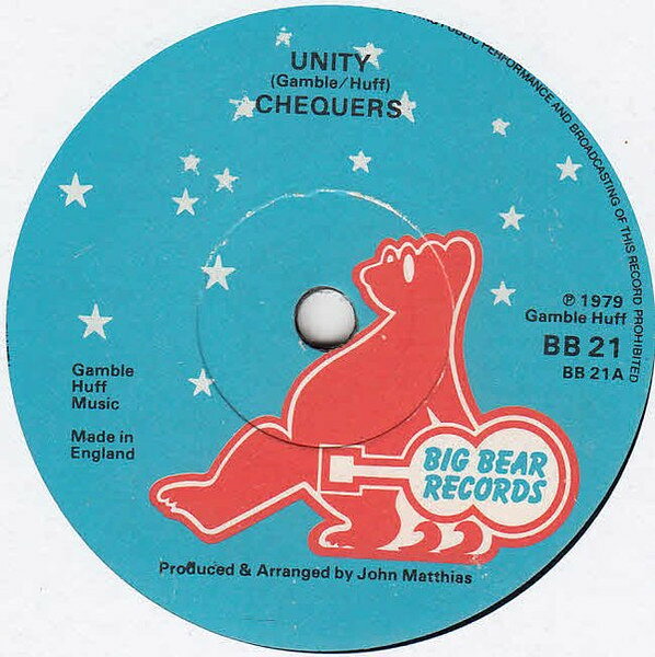 ・アーティスト The Chequers ・タイトル Unity ・レーベル・型番 Big Bear Records BB21 ・フォーマット 7インチレコード ・コンディション(盤) 可 (VG) ・コンディション(ジャケット) プレインカバー（元ジャケット／カバー無し） ・コンディション(帯) オビなし ・特記事項 サンプル画像です。実際の商品の画像ではありません 商品写真はバーコード/カタログ番号に対応したサンプル画像ですので、お送りする商品の画像ではありません。帯やライナーなどの付属品は、特記事項に記載されている場合のみ含まれます。プロモやカラーレコードなどの仕様についても、該当する場合のみ特記事項に記載しています。 【ご購入前に必ずご確認ください】 ・本店サイト(www.recordcity.jp)とは価格、送料が違います ・本店サイト、その他支店のオーダーとは同梱発送できません ・注文確定後に別の注文を頂いた場合、注文同士の同梱は致しかねます。 ・別倉庫から発送しているため、店頭受け渡しは対応しておりません ・一部商品は他の通販サイトでも販売しているため、ご注文のタイミングによっては商品のご用意ができない場合がございます。 ・土日祝日はお休みです 金曜・祝前日9時以降のご連絡またはご入金は、返答または発送が週明け・祝日明けに順次対応となります。 ・ご購入後のキャンセル不可 ご購入後のキャンセルはいかなる理由においてもお受けできません。ご了承の上、ご購入くださいませ。 ・日本郵便(ゆうパック/ゆうメール)によるお届けになります。 ・中古品であることをご理解ください 当ストアでは中古商品を主に販売しております。中古品であることをご理解の上ご購入ください。また、一部商品はRecordCityオンラインストアで試聴可能です。 ・返品について お客様のご都合による返品は一切承っておりません。 表記の内容と実際の商品に相違がある場合、また針飛び等で返品・返金をご希望される場合は、商品の到着後1週間以内にご連絡ください。商品の返送をこちらで確認後、キャンセル・返金を行います。 コンディションVG以下の商品は返品できません。プレイに影響のない表面のこすれ傷、プレス起因のノイズ盤は返品の対象外です。 【コンディション表記】 ・ほぼ新品(M-)(Like New) 完全な新品。未使用。当店ではほぼ使用しません ・非常に良い(EX)(Excellent) 中古盤として美品な状態。わずかな経年を感じるものの傷みを感じさせない、当店基準で最高の状態 ・良い(VG+)(Very Good Plus) 丁寧に扱われた中古品で、軽い使用感がみられる。 ・可(VG)(Acceptable) 使い込まれた中古品で、「良い」よりもさらに使用感がみられる。 ・悪い(VG-)(Bad) 状態が悪いアイテム。使用の保障はなく、再生不可、針飛び、目立つノイズがあるかもしれない。状態によるクレーム不可。返品不可。 ・非常に悪い(G)(Very Bad) 「悪い」よりさらに状態が悪いアイテム。使用の保障はなく、再生不可、針飛び、目立つノイズがあるかもしれない。状態によるクレーム不可。返品不可。 ・ジャンク(Fair)(Junk/Fair) 割れている、反っている、水ダメージがある、カビ、ジャケットが分離している、ひどい書き込み、ひどい擦れなど最低の状態。使用の保障はなく、再生不可、針飛び、目立つノイズがあるかもしれない。状態によるクレーム不可。返品不可。 ・ジャンク(Poor)(Junk/Poor) 割れている、反っている、水ダメージがある、カビ、ジャケットが分離している、ひどい書き込み、ひどい擦れなど最低の状態。使用の保障はなく、再生不可、針飛び、目立つノイズがあるかもしれない。状態によるクレーム不可。返品不可。