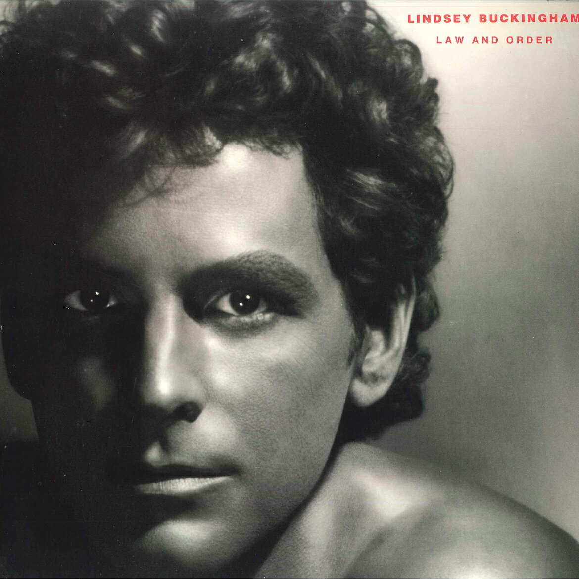 ・アーティスト Lindsey Buckingham (Fleetwood Mac) ・タイトル Law And ORDER ・レーベル・型番 ASYLUM 5E561A ・フォーマット LPレコード ・コンディション(盤) 良い (VG+) ・コンディション(ジャケット) 非常に良い(EX) ・コンディション(帯) オビなし ・特記事項 【盤に目立った跡】【カバーに軽い擦れ】 サンプル画像です。実際の商品の画像ではありません 商品写真はバーコード/カタログ番号に対応したサンプル画像ですので、お送りする商品の画像ではありません。帯やライナーなどの付属品は、特記事項に記載されている場合のみ含まれます。プロモやカラーレコードなどの仕様についても、該当する場合のみ特記事項に記載しています。 【ご購入前に必ずご確認ください】 ・本店サイト(www.recordcity.jp)とは価格、送料が違います ・本店サイト、その他支店のオーダーとは同梱発送できません ・注文確定後に別の注文を頂いた場合、注文同士の同梱は致しかねます。 ・別倉庫から発送しているため、店頭受け渡しは対応しておりません ・一部商品は他の通販サイトでも販売しているため、ご注文のタイミングによっては商品のご用意ができない場合がございます。 ・土日祝日はお休みです 金曜・祝前日9時以降のご連絡またはご入金は、返答または発送が週明け・祝日明けに順次対応となります。 ・ご購入後のキャンセル不可 ご購入後のキャンセルはいかなる理由においてもお受けできません。ご了承の上、ご購入くださいませ。 ・日本郵便(ゆうパック/ゆうメール)によるお届けになります。 ・中古品であることをご理解ください 当ストアでは中古商品を主に販売しております。中古品であることをご理解の上ご購入ください。また、一部商品はRecordCityオンラインストアで試聴可能です。 ・返品について お客様のご都合による返品は一切承っておりません。 表記の内容と実際の商品に相違がある場合、また針飛び等で返品・返金をご希望される場合は、商品の到着後1週間以内にご連絡ください。商品の返送をこちらで確認後、キャンセル・返金を行います。 コンディションVG以下の商品は返品できません。プレイに影響のない表面のこすれ傷、プレス起因のノイズ盤は返品の対象外です。 【コンディション表記】 ・ほぼ新品(M-)(Like New) 完全な新品。未使用。当店ではほぼ使用しません ・非常に良い(EX)(Excellent) 中古盤として美品な状態。わずかな経年を感じるものの傷みを感じさせない、当店基準で最高の状態 ・良い(VG+)(Very Good Plus) 丁寧に扱われた中古品で、軽い使用感がみられる。 ・可(VG)(Acceptable) 使い込まれた中古品で、「良い」よりもさらに使用感がみられる。 ・悪い(VG-)(Bad) 状態が悪いアイテム。使用の保障はなく、再生不可、針飛び、目立つノイズがあるかもしれない。状態によるクレーム不可。返品不可。 ・非常に悪い(G)(Very Bad) 「悪い」よりさらに状態が悪いアイテム。使用の保障はなく、再生不可、針飛び、目立つノイズがあるかもしれない。状態によるクレーム不可。返品不可。 ・ジャンク(Fair)(Junk/Fair) 割れている、反っている、水ダメージがある、カビ、ジャケットが分離している、ひどい書き込み、ひどい擦れなど最低の状態。使用の保障はなく、再生不可、針飛び、目立つノイズがあるかもしれない。状態によるクレーム不可。返品不可。 ・ジャンク(Poor)(Junk/Poor) 割れている、反っている、水ダメージがある、カビ、ジャケットが分離している、ひどい書き込み、ひどい擦れなど最低の状態。使用の保障はなく、再生不可、針飛び、目立つノイズがあるかもしれない。状態によるクレーム不可。返品不可。