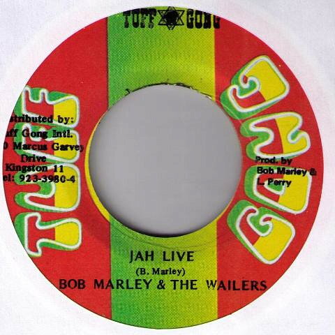 ・アーティスト Bob Marley & The Wailers ・タイトル Jah Live ・レーベル・型番 Tuff Gong NONE ・フォーマット 7インチレコード ・コンディション(盤) 良い (VG+) ・コンディション(ジャケット) プレインカバー（元ジャケット／カバー無し） ・コンディション(帯) オビなし ・特記事項 【盤に浅い跡】 サンプル画像です。実際の商品の画像ではありません 商品写真はバーコード/カタログ番号に対応したサンプル画像ですので、お送りする商品の画像ではありません。帯やライナーなどの付属品は、特記事項に記載されている場合のみ含まれます。プロモやカラーレコードなどの仕様についても、該当する場合のみ特記事項に記載しています。 【ご購入前に必ずご確認ください】 ・本店サイト(www.recordcity.jp)とは価格、送料が違います ・本店サイト、その他支店のオーダーとは同梱発送できません ・注文確定後に別の注文を頂いた場合、注文同士の同梱は致しかねます。 ・別倉庫から発送しているため、店頭受け渡しは対応しておりません ・一部商品は他の通販サイトでも販売しているため、ご注文のタイミングによっては商品のご用意ができない場合がございます。 ・土日祝日はお休みです 金曜・祝前日9時以降のご連絡またはご入金は、返答または発送が週明け・祝日明けに順次対応となります。 ・ご購入後のキャンセル不可 ご購入後のキャンセルはいかなる理由においてもお受けできません。ご了承の上、ご購入くださいませ。 ・日本郵便(ゆうパック/ゆうメール)によるお届けになります。 ・中古品であることをご理解ください 当ストアでは中古商品を主に販売しております。中古品であることをご理解の上ご購入ください。また、一部商品はRecordCityオンラインストアで試聴可能です。 ・返品について お客様のご都合による返品は一切承っておりません。 表記の内容と実際の商品に相違がある場合、また針飛び等で返品・返金をご希望される場合は、商品の到着後1週間以内にご連絡ください。商品の返送をこちらで確認後、キャンセル・返金を行います。 コンディションVG以下の商品は返品できません。プレイに影響のない表面のこすれ傷、プレス起因のノイズ盤は返品の対象外です。 【コンディション表記】 ・ほぼ新品(M-)(Like New) 完全な新品。未使用。当店ではほぼ使用しません ・非常に良い(EX)(Excellent) 中古盤として美品な状態。わずかな経年を感じるものの傷みを感じさせない、当店基準で最高の状態 ・良い(VG+)(Very Good Plus) 丁寧に扱われた中古品で、軽い使用感がみられる。 ・可(VG)(Acceptable) 使い込まれた中古品で、「良い」よりもさらに使用感がみられる。 ・悪い(VG-)(Bad) 状態が悪いアイテム。使用の保障はなく、再生不可、針飛び、目立つノイズがあるかもしれない。状態によるクレーム不可。返品不可。 ・非常に悪い(G)(Very Bad) 「悪い」よりさらに状態が悪いアイテム。使用の保障はなく、再生不可、針飛び、目立つノイズがあるかもしれない。状態によるクレーム不可。返品不可。 ・ジャンク(Fair)(Junk/Fair) 割れている、反っている、水ダメージがある、カビ、ジャケットが分離している、ひどい書き込み、ひどい擦れなど最低の状態。使用の保障はなく、再生不可、針飛び、目立つノイズがあるかもしれない。状態によるクレーム不可。返品不可。 ・ジャンク(Poor)(Junk/Poor) 割れている、反っている、水ダメージがある、カビ、ジャケットが分離している、ひどい書き込み、ひどい擦れなど最低の状態。使用の保障はなく、再生不可、針飛び、目立つノイズがあるかもしれない。状態によるクレーム不可。返品不可。