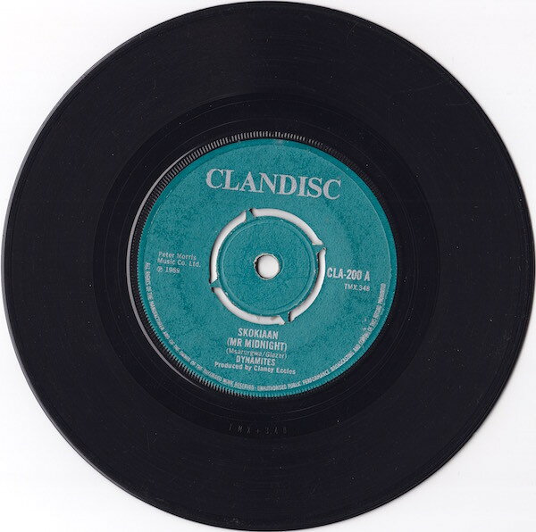・アーティスト King Stitt / The Dynamites ・タイトル Mr Midnight / Who Yea ・レーベル・型番 Clan Disc CLA200 ・フォーマット 7インチレコード ・コンディション(盤) 可 (VG) ・コンディション(ジャケット) ・コンディション(帯) オビなし ・特記事項 【盤に目立った跡】【盤に小さいキズ】【レーベルに書き込み】 サンプル画像です。実際の商品の画像ではありません 商品写真はバーコード/カタログ番号に対応したサンプル画像ですので、お送りする商品の画像ではありません。帯やライナーなどの付属品は、特記事項に記載されている場合のみ含まれます。プロモやカラーレコードなどの仕様についても、該当する場合のみ特記事項に記載しています。 【ご購入前に必ずご確認ください】 ・本店サイト(www.recordcity.jp)とは価格、送料が違います ・本店サイト、その他支店のオーダーとは同梱発送できません ・注文確定後に別の注文を頂いた場合、注文同士の同梱は致しかねます。 ・別倉庫から発送しているため、店頭受け渡しは対応しておりません ・一部商品は他の通販サイトでも販売しているため、ご注文のタイミングによっては商品のご用意ができない場合がございます。 ・土日祝日はお休みです 金曜・祝前日9時以降のご連絡またはご入金は、返答または発送が週明け・祝日明けに順次対応となります。 ・ご購入後のキャンセル不可 ご購入後のキャンセルはいかなる理由においてもお受けできません。ご了承の上、ご購入くださいませ。 ・日本郵便(ゆうパック/ゆうメール)によるお届けになります。 ・中古品であることをご理解ください 当ストアでは中古商品を主に販売しております。中古品であることをご理解の上ご購入ください。また、一部商品はRecordCityオンラインストアで試聴可能です。 ・返品について お客様のご都合による返品は一切承っておりません。 表記の内容と実際の商品に相違がある場合、また針飛び等で返品・返金をご希望される場合は、商品の到着後1週間以内にご連絡ください。商品の返送をこちらで確認後、キャンセル・返金を行います。 コンディションVG以下の商品は返品できません。プレイに影響のない表面のこすれ傷、プレス起因のノイズ盤は返品の対象外です。 【コンディション表記】 ・ほぼ新品(M-)(Like New) 完全な新品。未使用。当店ではほぼ使用しません ・非常に良い(EX)(Excellent) 中古盤として美品な状態。わずかな経年を感じるものの傷みを感じさせない、当店基準で最高の状態 ・良い(VG+)(Very Good Plus) 丁寧に扱われた中古品で、軽い使用感がみられる。 ・可(VG)(Acceptable) 使い込まれた中古品で、「良い」よりもさらに使用感がみられる。 ・悪い(VG-)(Bad) 状態が悪いアイテム。使用の保障はなく、再生不可、針飛び、目立つノイズがあるかもしれない。状態によるクレーム不可。返品不可。 ・非常に悪い(G)(Very Bad) 「悪い」よりさらに状態が悪いアイテム。使用の保障はなく、再生不可、針飛び、目立つノイズがあるかもしれない。状態によるクレーム不可。返品不可。 ・ジャンク(Fair)(Junk/Fair) 割れている、反っている、水ダメージがある、カビ、ジャケットが分離している、ひどい書き込み、ひどい擦れなど最低の状態。使用の保障はなく、再生不可、針飛び、目立つノイズがあるかもしれない。状態によるクレーム不可。返品不可。 ・ジャンク(Poor)(Junk/Poor) 割れている、反っている、水ダメージがある、カビ、ジャケットが分離している、ひどい書き込み、ひどい擦れなど最低の状態。使用の保障はなく、再生不可、針飛び、目立つノイズがあるかもしれない。状態によるクレーム不可。返品不可。