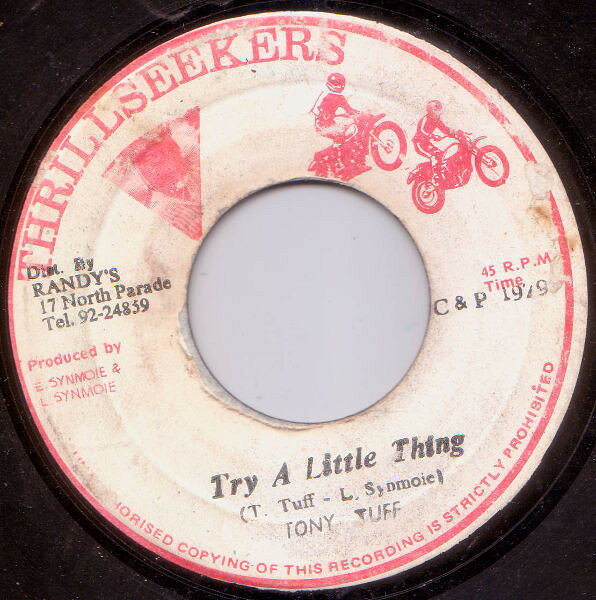 ・アーティスト Tony Tuff ・タイトル Try A Little Thing ・レーベル・型番 Thrillseekers NONE ・フォーマット 7インチレコード ・コンディション(盤) 良い (VG+) ・コンディション(ジャケット) ・コンディション(帯) オビなし ・特記事項 【盤に浅い跡】 サンプル画像です。実際の商品の画像ではありません 商品写真はバーコード/カタログ番号に対応したサンプル画像ですので、お送りする商品の画像ではありません。帯やライナーなどの付属品は、特記事項に記載されている場合のみ含まれます。プロモやカラーレコードなどの仕様についても、該当する場合のみ特記事項に記載しています。 【ご購入前に必ずご確認ください】 ・本店サイト(www.recordcity.jp)とは価格、送料が違います ・本店サイト、その他支店のオーダーとは同梱発送できません ・注文確定後に別の注文を頂いた場合、注文同士の同梱は致しかねます。 ・別倉庫から発送しているため、店頭受け渡しは対応しておりません ・一部商品は他の通販サイトでも販売しているため、ご注文のタイミングによっては商品のご用意ができない場合がございます。 ・土日祝日はお休みです 金曜・祝前日9時以降のご連絡またはご入金は、返答または発送が週明け・祝日明けに順次対応となります。 ・ご購入後のキャンセル不可 ご購入後のキャンセルはいかなる理由においてもお受けできません。ご了承の上、ご購入くださいませ。 ・日本郵便(ゆうパック/ゆうメール)によるお届けになります。 ・中古品であることをご理解ください 当ストアでは中古商品を主に販売しております。中古品であることをご理解の上ご購入ください。また、一部商品はRecordCityオンラインストアで試聴可能です。 ・返品について お客様のご都合による返品は一切承っておりません。 表記の内容と実際の商品に相違がある場合、また針飛び等で返品・返金をご希望される場合は、商品の到着後1週間以内にご連絡ください。商品の返送をこちらで確認後、キャンセル・返金を行います。 コンディションVG以下の商品は返品できません。プレイに影響のない表面のこすれ傷、プレス起因のノイズ盤は返品の対象外です。 【コンディション表記】 ・ほぼ新品(M-)(Like New) 完全な新品。未使用。当店ではほぼ使用しません ・非常に良い(EX)(Excellent) 中古盤として美品な状態。わずかな経年を感じるものの傷みを感じさせない、当店基準で最高の状態 ・良い(VG+)(Very Good Plus) 丁寧に扱われた中古品で、軽い使用感がみられる。 ・可(VG)(Acceptable) 使い込まれた中古品で、「良い」よりもさらに使用感がみられる。 ・悪い(VG-)(Bad) 状態が悪いアイテム。使用の保障はなく、再生不可、針飛び、目立つノイズがあるかもしれない。状態によるクレーム不可。返品不可。 ・非常に悪い(G)(Very Bad) 「悪い」よりさらに状態が悪いアイテム。使用の保障はなく、再生不可、針飛び、目立つノイズがあるかもしれない。状態によるクレーム不可。返品不可。 ・ジャンク(Fair)(Junk/Fair) 割れている、反っている、水ダメージがある、カビ、ジャケットが分離している、ひどい書き込み、ひどい擦れなど最低の状態。使用の保障はなく、再生不可、針飛び、目立つノイズがあるかもしれない。状態によるクレーム不可。返品不可。 ・ジャンク(Poor)(Junk/Poor) 割れている、反っている、水ダメージがある、カビ、ジャケットが分離している、ひどい書き込み、ひどい擦れなど最低の状態。使用の保障はなく、再生不可、針飛び、目立つノイズがあるかもしれない。状態によるクレーム不可。返品不可。