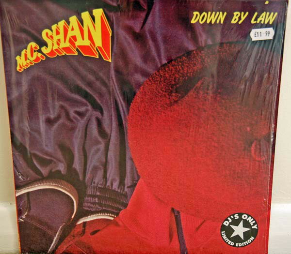 ・アーティスト MC Shan ・タイトル Down By Law ・レーベル・型番 Cold Chillin' CC9002 ・フォーマット LPレコード ・コンディション(盤) 良い (VG+) ・コンディション(ジャケット) 良い (VG+) ・コンディション(帯) オビなし ・特記事項 【盤に浅い跡】 サンプル画像です。実際の商品の画像ではありません 商品写真はバーコード/カタログ番号に対応したサンプル画像ですので、お送りする商品の画像ではありません。帯やライナーなどの付属品は、特記事項に記載されている場合のみ含まれます。プロモやカラーレコードなどの仕様についても、該当する場合のみ特記事項に記載しています。 【ご購入前に必ずご確認ください】 ・本店サイト(www.recordcity.jp)とは価格、送料が違います ・本店サイト、その他支店のオーダーとは同梱発送できません ・注文確定後に別の注文を頂いた場合、注文同士の同梱は致しかねます。 ・別倉庫から発送しているため、店頭受け渡しは対応しておりません ・一部商品は他の通販サイトでも販売しているため、ご注文のタイミングによっては商品のご用意ができない場合がございます。 ・土日祝日はお休みです 金曜・祝前日9時以降のご連絡またはご入金は、返答または発送が週明け・祝日明けに順次対応となります。 ・ご購入後のキャンセル不可 ご購入後のキャンセルはいかなる理由においてもお受けできません。ご了承の上、ご購入くださいませ。 ・日本郵便(ゆうパック/ゆうメール)によるお届けになります。 ・中古品であることをご理解ください 当ストアでは中古商品を主に販売しております。中古品であることをご理解の上ご購入ください。また、一部商品はRecordCityオンラインストアで試聴可能です。 ・返品について お客様のご都合による返品は一切承っておりません。 表記の内容と実際の商品に相違がある場合、また針飛び等で返品・返金をご希望される場合は、商品の到着後1週間以内にご連絡ください。商品の返送をこちらで確認後、キャンセル・返金を行います。 コンディションVG以下の商品は返品できません。プレイに影響のない表面のこすれ傷、プレス起因のノイズ盤は返品の対象外です。 【コンディション表記】 ・ほぼ新品(M-)(Like New) 完全な新品。未使用。当店ではほぼ使用しません ・非常に良い(EX)(Excellent) 中古盤として美品な状態。わずかな経年を感じるものの傷みを感じさせない、当店基準で最高の状態 ・良い(VG+)(Very Good Plus) 丁寧に扱われた中古品で、軽い使用感がみられる。 ・可(VG)(Acceptable) 使い込まれた中古品で、「良い」よりもさらに使用感がみられる。 ・悪い(VG-)(Bad) 状態が悪いアイテム。使用の保障はなく、再生不可、針飛び、目立つノイズがあるかもしれない。状態によるクレーム不可。返品不可。 ・非常に悪い(G)(Very Bad) 「悪い」よりさらに状態が悪いアイテム。使用の保障はなく、再生不可、針飛び、目立つノイズがあるかもしれない。状態によるクレーム不可。返品不可。 ・ジャンク(Fair)(Junk/Fair) 割れている、反っている、水ダメージがある、カビ、ジャケットが分離している、ひどい書き込み、ひどい擦れなど最低の状態。使用の保障はなく、再生不可、針飛び、目立つノイズがあるかもしれない。状態によるクレーム不可。返品不可。 ・ジャンク(Poor)(Junk/Poor) 割れている、反っている、水ダメージがある、カビ、ジャケットが分離している、ひどい書き込み、ひどい擦れなど最低の状態。使用の保障はなく、再生不可、針飛び、目立つノイズがあるかもしれない。状態によるクレーム不可。返品不可。