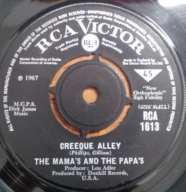 ・アーティスト Mama's & The Papa's ・タイトル Creeque Alley ・レーベル・型番 RCA VICTOR RCA1613 ・フォーマット 7インチレコード ・コンディション(盤) 良い (VG+) ・コンディション(ジャケット) プレインカバー（元ジャケット／カバー無し） ・コンディション(帯) オビなし ・特記事項 【盤に浅い跡】【センター無し】 サンプル画像です。実際の商品の画像ではありません 商品写真はバーコード/カタログ番号に対応したサンプル画像ですので、お送りする商品の画像ではありません。帯やライナーなどの付属品は、特記事項に記載されている場合のみ含まれます。プロモやカラーレコードなどの仕様についても、該当する場合のみ特記事項に記載しています。 【ご購入前に必ずご確認ください】 ・本店サイト(www.recordcity.jp)とは価格、送料が違います ・本店サイト、その他支店のオーダーとは同梱発送できません ・注文確定後に別の注文を頂いた場合、注文同士の同梱は致しかねます。 ・別倉庫から発送しているため、店頭受け渡しは対応しておりません ・一部商品は他の通販サイトでも販売しているため、ご注文のタイミングによっては商品のご用意ができない場合がございます。 ・土日祝日はお休みです 金曜・祝前日9時以降のご連絡またはご入金は、返答または発送が週明け・祝日明けに順次対応となります。 ・ご購入後のキャンセル不可 ご購入後のキャンセルはいかなる理由においてもお受けできません。ご了承の上、ご購入くださいませ。 ・日本郵便(ゆうパック/ゆうメール)によるお届けになります。 ・中古品であることをご理解ください 当ストアでは中古商品を主に販売しております。中古品であることをご理解の上ご購入ください。また、一部商品はRecordCityオンラインストアで試聴可能です。 ・返品について お客様のご都合による返品は一切承っておりません。 表記の内容と実際の商品に相違がある場合、また針飛び等で返品・返金をご希望される場合は、商品の到着後1週間以内にご連絡ください。商品の返送をこちらで確認後、キャンセル・返金を行います。 コンディションVG以下の商品は返品できません。プレイに影響のない表面のこすれ傷、プレス起因のノイズ盤は返品の対象外です。 【コンディション表記】 ・ほぼ新品(M-)(Like New) 完全な新品。未使用。当店ではほぼ使用しません ・非常に良い(EX)(Excellent) 中古盤として美品な状態。わずかな経年を感じるものの傷みを感じさせない、当店基準で最高の状態 ・良い(VG+)(Very Good Plus) 丁寧に扱われた中古品で、軽い使用感がみられる。 ・可(VG)(Acceptable) 使い込まれた中古品で、「良い」よりもさらに使用感がみられる。 ・悪い(VG-)(Bad) 状態が悪いアイテム。使用の保障はなく、再生不可、針飛び、目立つノイズがあるかもしれない。状態によるクレーム不可。返品不可。 ・非常に悪い(G)(Very Bad) 「悪い」よりさらに状態が悪いアイテム。使用の保障はなく、再生不可、針飛び、目立つノイズがあるかもしれない。状態によるクレーム不可。返品不可。 ・ジャンク(Fair)(Junk/Fair) 割れている、反っている、水ダメージがある、カビ、ジャケットが分離している、ひどい書き込み、ひどい擦れなど最低の状態。使用の保障はなく、再生不可、針飛び、目立つノイズがあるかもしれない。状態によるクレーム不可。返品不可。 ・ジャンク(Poor)(Junk/Poor) 割れている、反っている、水ダメージがある、カビ、ジャケットが分離している、ひどい書き込み、ひどい擦れなど最低の状態。使用の保障はなく、再生不可、針飛び、目立つノイズがあるかもしれない。状態によるクレーム不可。返品不可。