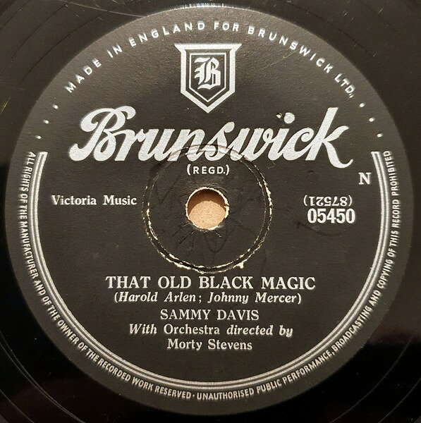 ・アーティスト Sammy Davis ・タイトル That Old Black Magic / Give A Fool A Chance ・レーベル・型番 BRUNSWICK 05450 ・フォーマット 78回転SP盤レコード ・コンディション(盤) 良い (VG+) ・コンディション(ジャケット) 可 (VG) ・コンディション(帯) オビなし ・特記事項 【※再生コンディションによる返品不可】 サンプル画像です。実際の商品の画像ではありません 商品写真はバーコード/カタログ番号に対応したサンプル画像ですので、お送りする商品の画像ではありません。帯やライナーなどの付属品は、特記事項に記載されている場合のみ含まれます。プロモやカラーレコードなどの仕様についても、該当する場合のみ特記事項に記載しています。 【ご購入前に必ずご確認ください】 ・本店サイト(www.recordcity.jp)とは価格、送料が違います ・本店サイト、その他支店のオーダーとは同梱発送できません ・注文確定後に別の注文を頂いた場合、注文同士の同梱は致しかねます。 ・別倉庫から発送しているため、店頭受け渡しは対応しておりません ・一部商品は他の通販サイトでも販売しているため、ご注文のタイミングによっては商品のご用意ができない場合がございます。 ・土日祝日はお休みです 金曜・祝前日9時以降のご連絡またはご入金は、返答または発送が週明け・祝日明けに順次対応となります。 ・ご購入後のキャンセル不可 ご購入後のキャンセルはいかなる理由においてもお受けできません。ご了承の上、ご購入くださいませ。 ・日本郵便(ゆうパック/ゆうメール)によるお届けになります。 ・中古品であることをご理解ください 当ストアでは中古商品を主に販売しております。中古品であることをご理解の上ご購入ください。また、一部商品はRecordCityオンラインストアで試聴可能です。 ・返品について お客様のご都合による返品は一切承っておりません。 表記の内容と実際の商品に相違がある場合、また針飛び等で返品・返金をご希望される場合は、商品の到着後1週間以内にご連絡ください。商品の返送をこちらで確認後、キャンセル・返金を行います。 コンディションVG以下の商品は返品できません。プレイに影響のない表面のこすれ傷、プレス起因のノイズ盤は返品の対象外です。 【コンディション表記】 ・ほぼ新品(M-)(Like New) 完全な新品。未使用。当店ではほぼ使用しません ・非常に良い(EX)(Excellent) 中古盤として美品な状態。わずかな経年を感じるものの傷みを感じさせない、当店基準で最高の状態 ・良い(VG+)(Very Good Plus) 丁寧に扱われた中古品で、軽い使用感がみられる。 ・可(VG)(Acceptable) 使い込まれた中古品で、「良い」よりもさらに使用感がみられる。 ・悪い(VG-)(Bad) 状態が悪いアイテム。使用の保障はなく、再生不可、針飛び、目立つノイズがあるかもしれない。状態によるクレーム不可。返品不可。 ・非常に悪い(G)(Very Bad) 「悪い」よりさらに状態が悪いアイテム。使用の保障はなく、再生不可、針飛び、目立つノイズがあるかもしれない。状態によるクレーム不可。返品不可。 ・ジャンク(Fair)(Junk/Fair) 割れている、反っている、水ダメージがある、カビ、ジャケットが分離している、ひどい書き込み、ひどい擦れなど最低の状態。使用の保障はなく、再生不可、針飛び、目立つノイズがあるかもしれない。状態によるクレーム不可。返品不可。 ・ジャンク(Poor)(Junk/Poor) 割れている、反っている、水ダメージがある、カビ、ジャケットが分離している、ひどい書き込み、ひどい擦れなど最低の状態。使用の保障はなく、再生不可、針飛び、目立つノイズがあるかもしれない。状態によるクレーム不可。返品不可。
