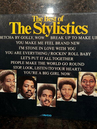 ・アーティスト Stylistics ・タイトル The Best Of The Stylistics ・レーベル・型番 Avco 9109003 ・フォーマット LPレコード ・コンディション(盤) 可 (VG) ・コンディション(ジャケット) 良い (VG+) ・コンディション(帯) オビなし ・特記事項 【盤にヘアライン】 サンプル画像です。実際の商品の画像ではありません 商品写真はバーコード/カタログ番号に対応したサンプル画像ですので、お送りする商品の画像ではありません。帯やライナーなどの付属品は、特記事項に記載されている場合のみ含まれます。プロモやカラーレコードなどの仕様についても、該当する場合のみ特記事項に記載しています。 【ご購入前に必ずご確認ください】 ・本店サイト(www.recordcity.jp)とは価格、送料が違います ・本店サイト、その他支店のオーダーとは同梱発送できません ・注文確定後に別の注文を頂いた場合、注文同士の同梱は致しかねます。 ・別倉庫から発送しているため、店頭受け渡しは対応しておりません ・一部商品は他の通販サイトでも販売しているため、ご注文のタイミングによっては商品のご用意ができない場合がございます。 ・土日祝日はお休みです 金曜・祝前日9時以降のご連絡またはご入金は、返答または発送が週明け・祝日明けに順次対応となります。 ・ご購入後のキャンセル不可 ご購入後のキャンセルはいかなる理由においてもお受けできません。ご了承の上、ご購入くださいませ。 ・日本郵便(ゆうパック/ゆうメール)によるお届けになります。 ・中古品であることをご理解ください 当ストアでは中古商品を主に販売しております。中古品であることをご理解の上ご購入ください。また、一部商品はRecordCityオンラインストアで試聴可能です。 ・返品について お客様のご都合による返品は一切承っておりません。 表記の内容と実際の商品に相違がある場合、また針飛び等で返品・返金をご希望される場合は、商品の到着後1週間以内にご連絡ください。商品の返送をこちらで確認後、キャンセル・返金を行います。 コンディションVG以下の商品は返品できません。プレイに影響のない表面のこすれ傷、プレス起因のノイズ盤は返品の対象外です。 【コンディション表記】 ・ほぼ新品(M-)(Like New) 完全な新品。未使用。当店ではほぼ使用しません ・非常に良い(EX)(Excellent) 中古盤として美品な状態。わずかな経年を感じるものの傷みを感じさせない、当店基準で最高の状態 ・良い(VG+)(Very Good Plus) 丁寧に扱われた中古品で、軽い使用感がみられる。 ・可(VG)(Acceptable) 使い込まれた中古品で、「良い」よりもさらに使用感がみられる。 ・悪い(VG-)(Bad) 状態が悪いアイテム。使用の保障はなく、再生不可、針飛び、目立つノイズがあるかもしれない。状態によるクレーム不可。返品不可。 ・非常に悪い(G)(Very Bad) 「悪い」よりさらに状態が悪いアイテム。使用の保障はなく、再生不可、針飛び、目立つノイズがあるかもしれない。状態によるクレーム不可。返品不可。 ・ジャンク(Fair)(Junk/Fair) 割れている、反っている、水ダメージがある、カビ、ジャケットが分離している、ひどい書き込み、ひどい擦れなど最低の状態。使用の保障はなく、再生不可、針飛び、目立つノイズがあるかもしれない。状態によるクレーム不可。返品不可。 ・ジャンク(Poor)(Junk/Poor) 割れている、反っている、水ダメージがある、カビ、ジャケットが分離している、ひどい書き込み、ひどい擦れなど最低の状態。使用の保障はなく、再生不可、針飛び、目立つノイズがあるかもしれない。状態によるクレーム不可。返品不可。