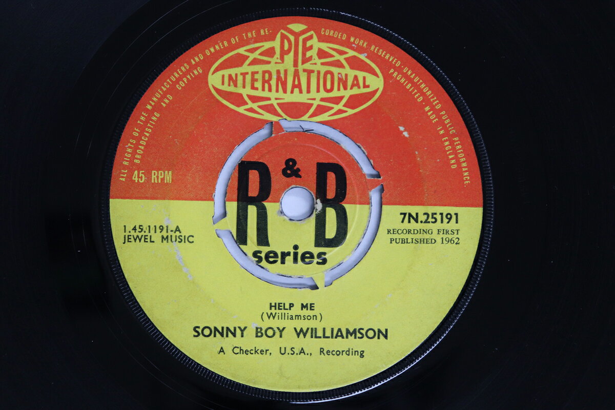 ・アーティスト Sonny Boy Williamson ・タイトル Help Me ・レーベル・型番 Pye International 7N25191 ・フォーマット 7インチレコード ・コンディション(盤) 良い (VG+) ・コンディション(ジャケット) プレインカバー（元ジャケット／カバー無し） ・コンディション(帯) オビなし ・特記事項 【盤に薄い跡】【盤に短いヘアライン】【SLD】 実際に発送される商品の画像です 【ご購入前に必ずご確認ください】 ・本店サイト(www.recordcity.jp)とは価格、送料が違います ・本店サイト、その他支店のオーダーとは同梱発送できません ・注文確定後に別の注文を頂いた場合、注文同士の同梱は致しかねます。 ・別倉庫から発送しているため、店頭受け渡しは対応しておりません ・一部商品は他の通販サイトでも販売しているため、ご注文のタイミングによっては商品のご用意ができない場合がございます。 ・土日祝日はお休みです 金曜・祝前日9時以降のご連絡またはご入金は、返答または発送が週明け・祝日明けに順次対応となります。 ・ご購入後のキャンセル不可 ご購入後のキャンセルはいかなる理由においてもお受けできません。ご了承の上、ご購入くださいませ。 ・日本郵便(ゆうパック/ゆうメール)によるお届けになります。 ・中古品であることをご理解ください 当ストアでは中古商品を主に販売しております。中古品であることをご理解の上ご購入ください。また、一部商品はRecordCityオンラインストアで試聴可能です。 ・返品について お客様のご都合による返品は一切承っておりません。 表記の内容と実際の商品に相違がある場合、また針飛び等で返品・返金をご希望される場合は、商品の到着後1週間以内にご連絡ください。商品の返送をこちらで確認後、キャンセル・返金を行います。 コンディションVG以下の商品は返品できません。プレイに影響のない表面のこすれ傷、プレス起因のノイズ盤は返品の対象外です。 【コンディション表記】 ・ほぼ新品(M-)(Like New) 完全な新品。未使用。当店ではほぼ使用しません ・非常に良い(EX)(Excellent) 中古盤として美品な状態。わずかな経年を感じるものの傷みを感じさせない、当店基準で最高の状態 ・良い(VG+)(Very Good Plus) 丁寧に扱われた中古品で、軽い使用感がみられる。 ・可(VG)(Acceptable) 使い込まれた中古品で、「良い」よりもさらに使用感がみられる。 ・悪い(VG-)(Bad) 状態が悪いアイテム。使用の保障はなく、再生不可、針飛び、目立つノイズがあるかもしれない。状態によるクレーム不可。返品不可。 ・非常に悪い(G)(Very Bad) 「悪い」よりさらに状態が悪いアイテム。使用の保障はなく、再生不可、針飛び、目立つノイズがあるかもしれない。状態によるクレーム不可。返品不可。 ・ジャンク(Fair)(Junk/Fair) 割れている、反っている、水ダメージがある、カビ、ジャケットが分離している、ひどい書き込み、ひどい擦れなど最低の状態。使用の保障はなく、再生不可、針飛び、目立つノイズがあるかもしれない。状態によるクレーム不可。返品不可。 ・ジャンク(Poor)(Junk/Poor) 割れている、反っている、水ダメージがある、カビ、ジャケットが分離している、ひどい書き込み、ひどい擦れなど最低の状態。使用の保障はなく、再生不可、針飛び、目立つノイズがあるかもしれない。状態によるクレーム不可。返品不可。