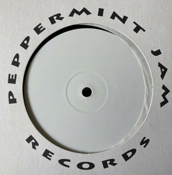 ・アーティスト Spice ・タイトル 69 Overdrive ・レーベル・型番 Peppermint Jam B041115 ・フォーマット 12インチレコード ・コンディション(盤) 可 (VG) ・コンディション(ジャケット) プレインカバー（元ジャケット／カバー無し） ・コンディション(帯) オビなし ・特記事項 【ライナー付き】 【レーベルに書き込み】【カバーにリングウェア】【表カバーに小さな書き込み】 サンプル画像です。実際の商品の画像ではありません 商品写真はバーコード/カタログ番号に対応したサンプル画像ですので、お送りする商品の画像ではありません。帯やライナーなどの付属品は、特記事項に記載されている場合のみ含まれます。プロモやカラーレコードなどの仕様についても、該当する場合のみ特記事項に記載しています。 【ご購入前に必ずご確認ください】 ・本店サイト(www.recordcity.jp)とは価格、送料が違います ・本店サイト、その他支店のオーダーとは同梱発送できません ・注文確定後に別の注文を頂いた場合、注文同士の同梱は致しかねます。 ・別倉庫から発送しているため、店頭受け渡しは対応しておりません ・一部商品は他の通販サイトでも販売しているため、ご注文のタイミングによっては商品のご用意ができない場合がございます。 ・土日祝日はお休みです 金曜・祝前日9時以降のご連絡またはご入金は、返答または発送が週明け・祝日明けに順次対応となります。 ・ご購入後のキャンセル不可 ご購入後のキャンセルはいかなる理由においてもお受けできません。ご了承の上、ご購入くださいませ。 ・日本郵便(ゆうパック/ゆうメール)によるお届けになります。 ・中古品であることをご理解ください 当ストアでは中古商品を主に販売しております。中古品であることをご理解の上ご購入ください。また、一部商品はRecordCityオンラインストアで試聴可能です。 ・返品について お客様のご都合による返品は一切承っておりません。 表記の内容と実際の商品に相違がある場合、また針飛び等で返品・返金をご希望される場合は、商品の到着後1週間以内にご連絡ください。商品の返送をこちらで確認後、キャンセル・返金を行います。 コンディションVG以下の商品は返品できません。プレイに影響のない表面のこすれ傷、プレス起因のノイズ盤は返品の対象外です。 【コンディション表記】 ・ほぼ新品(M-)(Like New) 完全な新品。未使用。当店ではほぼ使用しません ・非常に良い(EX)(Excellent) 中古盤として美品な状態。わずかな経年を感じるものの傷みを感じさせない、当店基準で最高の状態 ・良い(VG+)(Very Good Plus) 丁寧に扱われた中古品で、軽い使用感がみられる。 ・可(VG)(Acceptable) 使い込まれた中古品で、「良い」よりもさらに使用感がみられる。 ・悪い(VG-)(Bad) 状態が悪いアイテム。使用の保障はなく、再生不可、針飛び、目立つノイズがあるかもしれない。状態によるクレーム不可。返品不可。 ・非常に悪い(G)(Very Bad) 「悪い」よりさらに状態が悪いアイテム。使用の保障はなく、再生不可、針飛び、目立つノイズがあるかもしれない。状態によるクレーム不可。返品不可。 ・ジャンク(Fair)(Junk/Fair) 割れている、反っている、水ダメージがある、カビ、ジャケットが分離している、ひどい書き込み、ひどい擦れなど最低の状態。使用の保障はなく、再生不可、針飛び、目立つノイズがあるかもしれない。状態によるクレーム不可。返品不可。 ・ジャンク(Poor)(Junk/Poor) 割れている、反っている、水ダメージがある、カビ、ジャケットが分離している、ひどい書き込み、ひどい擦れなど最低の状態。使用の保障はなく、再生不可、針飛び、目立つノイズがあるかもしれない。状態によるクレーム不可。返品不可。