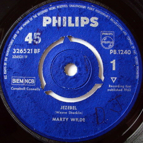 ・アーティスト Marty Wilde ・タイトル Jezebel ・レーベル・型番 PHILIPS PB1240 ・フォーマット 7インチレコード ・コンディション(盤) 可 (VG) ・コンディション(ジャケット) プレインカバー（元ジャケット／カバー無し） ・コンディション(帯) オビなし ・特記事項 【盤に目立った跡】【盤に小さいキズ】【カンパニースリーブ】【レーベル書き込み】 サンプル画像です。実際の商品の画像ではありません 商品写真はバーコード/カタログ番号に対応したサンプル画像ですので、お送りする商品の画像ではありません。帯やライナーなどの付属品は、特記事項に記載されている場合のみ含まれます。プロモやカラーレコードなどの仕様についても、該当する場合のみ特記事項に記載しています。 【ご購入前に必ずご確認ください】 ・本店サイト(www.recordcity.jp)とは価格、送料が違います ・本店サイト、その他支店のオーダーとは同梱発送できません ・注文確定後に別の注文を頂いた場合、注文同士の同梱は致しかねます。 ・別倉庫から発送しているため、店頭受け渡しは対応しておりません ・一部商品は他の通販サイトでも販売しているため、ご注文のタイミングによっては商品のご用意ができない場合がございます。 ・土日祝日はお休みです 金曜・祝前日9時以降のご連絡またはご入金は、返答または発送が週明け・祝日明けに順次対応となります。 ・ご購入後のキャンセル不可 ご購入後のキャンセルはいかなる理由においてもお受けできません。ご了承の上、ご購入くださいませ。 ・日本郵便(ゆうパック/ゆうメール)によるお届けになります。 ・中古品であることをご理解ください 当ストアでは中古商品を主に販売しております。中古品であることをご理解の上ご購入ください。また、一部商品はRecordCityオンラインストアで試聴可能です。 ・返品について お客様のご都合による返品は一切承っておりません。 表記の内容と実際の商品に相違がある場合、また針飛び等で返品・返金をご希望される場合は、商品の到着後1週間以内にご連絡ください。商品の返送をこちらで確認後、キャンセル・返金を行います。 コンディションVG以下の商品は返品できません。プレイに影響のない表面のこすれ傷、プレス起因のノイズ盤は返品の対象外です。 【コンディション表記】 ・ほぼ新品(M-)(Like New) 完全な新品。未使用。当店ではほぼ使用しません ・非常に良い(EX)(Excellent) 中古盤として美品な状態。わずかな経年を感じるものの傷みを感じさせない、当店基準で最高の状態 ・良い(VG+)(Very Good Plus) 丁寧に扱われた中古品で、軽い使用感がみられる。 ・可(VG)(Acceptable) 使い込まれた中古品で、「良い」よりもさらに使用感がみられる。 ・悪い(VG-)(Bad) 状態が悪いアイテム。使用の保障はなく、再生不可、針飛び、目立つノイズがあるかもしれない。状態によるクレーム不可。返品不可。 ・非常に悪い(G)(Very Bad) 「悪い」よりさらに状態が悪いアイテム。使用の保障はなく、再生不可、針飛び、目立つノイズがあるかもしれない。状態によるクレーム不可。返品不可。 ・ジャンク(Fair)(Junk/Fair) 割れている、反っている、水ダメージがある、カビ、ジャケットが分離している、ひどい書き込み、ひどい擦れなど最低の状態。使用の保障はなく、再生不可、針飛び、目立つノイズがあるかもしれない。状態によるクレーム不可。返品不可。 ・ジャンク(Poor)(Junk/Poor) 割れている、反っている、水ダメージがある、カビ、ジャケットが分離している、ひどい書き込み、ひどい擦れなど最低の状態。使用の保障はなく、再生不可、針飛び、目立つノイズがあるかもしれない。状態によるクレーム不可。返品不可。