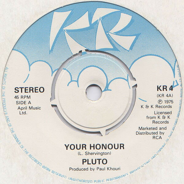 ・アーティスト Pluto ・タイトル Your Honour ・レーベル・型番 KR KR4 ・フォーマット 7インチレコード ・コンディション(盤) 良い (VG+) ・コンディション(ジャケット) プレインカバー（元ジャケット／カバー無し） ・コンディション(帯) オビなし ・特記事項 サンプル画像です。実際の商品の画像ではありません 商品写真はバーコード/カタログ番号に対応したサンプル画像ですので、お送りする商品の画像ではありません。帯やライナーなどの付属品は、特記事項に記載されている場合のみ含まれます。プロモやカラーレコードなどの仕様についても、該当する場合のみ特記事項に記載しています。 【ご購入前に必ずご確認ください】 ・本店サイト(www.recordcity.jp)とは価格、送料が違います ・本店サイト、その他支店のオーダーとは同梱発送できません ・注文確定後に別の注文を頂いた場合、注文同士の同梱は致しかねます。 ・別倉庫から発送しているため、店頭受け渡しは対応しておりません ・一部商品は他の通販サイトでも販売しているため、ご注文のタイミングによっては商品のご用意ができない場合がございます。 ・土日祝日はお休みです 金曜・祝前日9時以降のご連絡またはご入金は、返答または発送が週明け・祝日明けに順次対応となります。 ・ご購入後のキャンセル不可 ご購入後のキャンセルはいかなる理由においてもお受けできません。ご了承の上、ご購入くださいませ。 ・日本郵便(ゆうパック/ゆうメール)によるお届けになります。 ・中古品であることをご理解ください 当ストアでは中古商品を主に販売しております。中古品であることをご理解の上ご購入ください。また、一部商品はRecordCityオンラインストアで試聴可能です。 ・返品について お客様のご都合による返品は一切承っておりません。 表記の内容と実際の商品に相違がある場合、また針飛び等で返品・返金をご希望される場合は、商品の到着後1週間以内にご連絡ください。商品の返送をこちらで確認後、キャンセル・返金を行います。 コンディションVG以下の商品は返品できません。プレイに影響のない表面のこすれ傷、プレス起因のノイズ盤は返品の対象外です。 【コンディション表記】 ・ほぼ新品(M-)(Like New) 完全な新品。未使用。当店ではほぼ使用しません ・非常に良い(EX)(Excellent) 中古盤として美品な状態。わずかな経年を感じるものの傷みを感じさせない、当店基準で最高の状態 ・良い(VG+)(Very Good Plus) 丁寧に扱われた中古品で、軽い使用感がみられる。 ・可(VG)(Acceptable) 使い込まれた中古品で、「良い」よりもさらに使用感がみられる。 ・悪い(VG-)(Bad) 状態が悪いアイテム。使用の保障はなく、再生不可、針飛び、目立つノイズがあるかもしれない。状態によるクレーム不可。返品不可。 ・非常に悪い(G)(Very Bad) 「悪い」よりさらに状態が悪いアイテム。使用の保障はなく、再生不可、針飛び、目立つノイズがあるかもしれない。状態によるクレーム不可。返品不可。 ・ジャンク(Fair)(Junk/Fair) 割れている、反っている、水ダメージがある、カビ、ジャケットが分離している、ひどい書き込み、ひどい擦れなど最低の状態。使用の保障はなく、再生不可、針飛び、目立つノイズがあるかもしれない。状態によるクレーム不可。返品不可。 ・ジャンク(Poor)(Junk/Poor) 割れている、反っている、水ダメージがある、カビ、ジャケットが分離している、ひどい書き込み、ひどい擦れなど最低の状態。使用の保障はなく、再生不可、針飛び、目立つノイズがあるかもしれない。状態によるクレーム不可。返品不可。