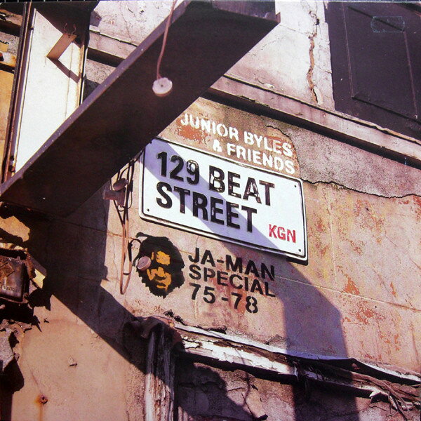 ・アーティスト Junior Byles ・タイトル Junior Byles & Friends - 129 Beat Street - Ja-Man Special 1975-1978 ・レーベル・型番 Blood & Fire BAFLP023 ・フォーマット LPレコード ・コンディション(盤) 可 (VG) ・コンディション(ジャケット) 可 (VG) ・コンディション(帯) オビなし ・特記事項 【カバーにキズ/ダメージ】【カバー汚れ】【盤にヘアライン】 サンプル画像です。実際の商品の画像ではありません 商品写真はバーコード/カタログ番号に対応したサンプル画像ですので、お送りする商品の画像ではありません。帯やライナーなどの付属品は、特記事項に記載されている場合のみ含まれます。プロモやカラーレコードなどの仕様についても、該当する場合のみ特記事項に記載しています。 【ご購入前に必ずご確認ください】 ・本店サイト(www.recordcity.jp)とは価格、送料が違います ・本店サイト、その他支店のオーダーとは同梱発送できません ・注文確定後に別の注文を頂いた場合、注文同士の同梱は致しかねます。 ・別倉庫から発送しているため、店頭受け渡しは対応しておりません ・一部商品は他の通販サイトでも販売しているため、ご注文のタイミングによっては商品のご用意ができない場合がございます。 ・土日祝日はお休みです 金曜・祝前日9時以降のご連絡またはご入金は、返答または発送が週明け・祝日明けに順次対応となります。 ・ご購入後のキャンセル不可 ご購入後のキャンセルはいかなる理由においてもお受けできません。ご了承の上、ご購入くださいませ。 ・日本郵便(ゆうパック/ゆうメール)によるお届けになります。 ・中古品であることをご理解ください 当ストアでは中古商品を主に販売しております。中古品であることをご理解の上ご購入ください。また、一部商品はRecordCityオンラインストアで試聴可能です。 ・返品について お客様のご都合による返品は一切承っておりません。 表記の内容と実際の商品に相違がある場合、また針飛び等で返品・返金をご希望される場合は、商品の到着後1週間以内にご連絡ください。商品の返送をこちらで確認後、キャンセル・返金を行います。 コンディションVG以下の商品は返品できません。プレイに影響のない表面のこすれ傷、プレス起因のノイズ盤は返品の対象外です。 【コンディション表記】 ・ほぼ新品(M-)(Like New) 完全な新品。未使用。当店ではほぼ使用しません ・非常に良い(EX)(Excellent) 中古盤として美品な状態。わずかな経年を感じるものの傷みを感じさせない、当店基準で最高の状態 ・良い(VG+)(Very Good Plus) 丁寧に扱われた中古品で、軽い使用感がみられる。 ・可(VG)(Acceptable) 使い込まれた中古品で、「良い」よりもさらに使用感がみられる。 ・悪い(VG-)(Bad) 状態が悪いアイテム。使用の保障はなく、再生不可、針飛び、目立つノイズがあるかもしれない。状態によるクレーム不可。返品不可。 ・非常に悪い(G)(Very Bad) 「悪い」よりさらに状態が悪いアイテム。使用の保障はなく、再生不可、針飛び、目立つノイズがあるかもしれない。状態によるクレーム不可。返品不可。 ・ジャンク(Fair)(Junk/Fair) 割れている、反っている、水ダメージがある、カビ、ジャケットが分離している、ひどい書き込み、ひどい擦れなど最低の状態。使用の保障はなく、再生不可、針飛び、目立つノイズがあるかもしれない。状態によるクレーム不可。返品不可。 ・ジャンク(Poor)(Junk/Poor) 割れている、反っている、水ダメージがある、カビ、ジャケットが分離している、ひどい書き込み、ひどい擦れなど最低の状態。使用の保障はなく、再生不可、針飛び、目立つノイズがあるかもしれない。状態によるクレーム不可。返品不可。