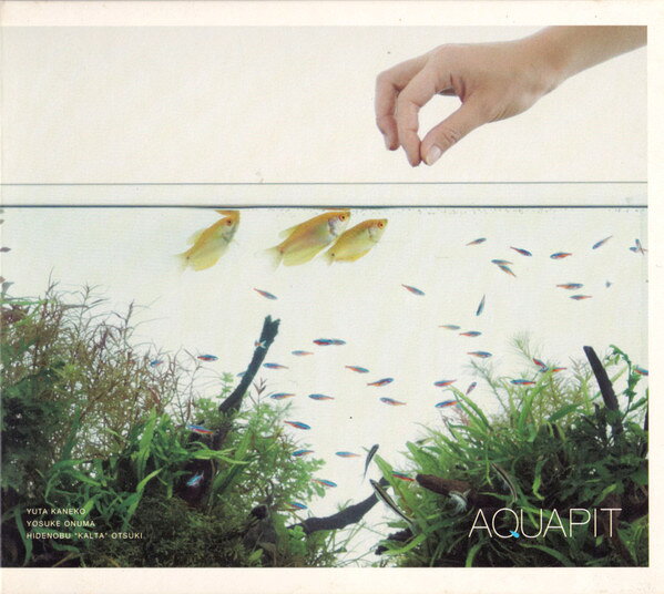 ・アーティスト Aquapit ・タイトル Aquapit ・レーベル・型番 MOCLOUD DDCZ1758 ・フォーマット CD ・コンディション(盤) 良い (VG+) ・コンディション(ジャケット) ・コンディション(帯) オビなし ・特記事項 【デジパック】【カバー汚れ】 サンプル画像です。実際の商品の画像ではありません 商品写真はバーコード/カタログ番号に対応したサンプル画像ですので、お送りする商品の画像ではありません。帯やライナーなどの付属品は、特記事項に記載されている場合のみ含まれます。プロモやカラーレコードなどの仕様についても、該当する場合のみ特記事項に記載しています。 【ご購入前に必ずご確認ください】 ・本店サイト(www.recordcity.jp)とは価格、送料が違います ・本店サイト、その他支店のオーダーとは同梱発送できません ・注文確定後に別の注文を頂いた場合、注文同士の同梱は致しかねます。 ・別倉庫から発送しているため、店頭受け渡しは対応しておりません ・一部商品は他の通販サイトでも販売しているため、ご注文のタイミングによっては商品のご用意ができない場合がございます。 ・土日祝日はお休みです 金曜・祝前日9時以降のご連絡またはご入金は、返答または発送が週明け・祝日明けに順次対応となります。 ・ご購入後のキャンセル不可 ご購入後のキャンセルはいかなる理由においてもお受けできません。ご了承の上、ご購入くださいませ。 ・日本郵便(ゆうパック/ゆうメール)によるお届けになります。 ・中古品であることをご理解ください 当ストアでは中古商品を主に販売しております。中古品であることをご理解の上ご購入ください。また、一部商品はRecordCityオンラインストアで試聴可能です。 ・返品について お客様のご都合による返品は一切承っておりません。 表記の内容と実際の商品に相違がある場合、また針飛び等で返品・返金をご希望される場合は、商品の到着後1週間以内にご連絡ください。商品の返送をこちらで確認後、キャンセル・返金を行います。 コンディションVG以下の商品は返品できません。プレイに影響のない表面のこすれ傷、プレス起因のノイズ盤は返品の対象外です。 【コンディション表記】 ・ほぼ新品(M-)(Like New) 完全な新品。未使用。当店ではほぼ使用しません ・非常に良い(EX)(Excellent) 中古盤として美品な状態。わずかな経年を感じるものの傷みを感じさせない、当店基準で最高の状態 ・良い(VG+)(Very Good Plus) 丁寧に扱われた中古品で、軽い使用感がみられる。 ・可(VG)(Acceptable) 使い込まれた中古品で、「良い」よりもさらに使用感がみられる。 ・悪い(VG-)(Bad) 状態が悪いアイテム。使用の保障はなく、再生不可、針飛び、目立つノイズがあるかもしれない。状態によるクレーム不可。返品不可。 ・非常に悪い(G)(Very Bad) 「悪い」よりさらに状態が悪いアイテム。使用の保障はなく、再生不可、針飛び、目立つノイズがあるかもしれない。状態によるクレーム不可。返品不可。 ・ジャンク(Fair)(Junk/Fair) 割れている、反っている、水ダメージがある、カビ、ジャケットが分離している、ひどい書き込み、ひどい擦れなど最低の状態。使用の保障はなく、再生不可、針飛び、目立つノイズがあるかもしれない。状態によるクレーム不可。返品不可。 ・ジャンク(Poor)(Junk/Poor) 割れている、反っている、水ダメージがある、カビ、ジャケットが分離している、ひどい書き込み、ひどい擦れなど最低の状態。使用の保障はなく、再生不可、針飛び、目立つノイズがあるかもしれない。状態によるクレーム不可。返品不可。