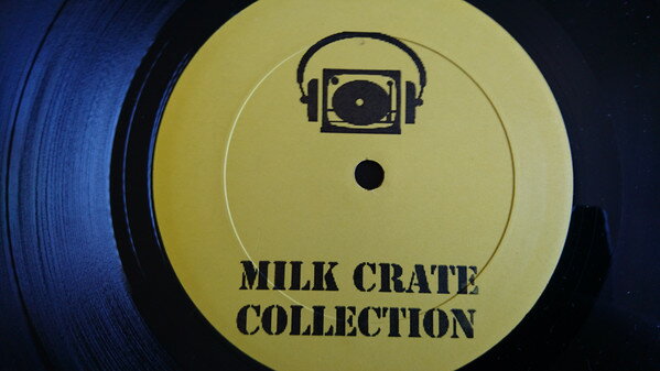 ・アーティスト Various ・タイトル Milk Crate Collection ・レーベル・型番 NOT ON LABEL NY101 ・フォーマット 12インチレコード ・コンディション(盤) 良い (VG+) ・コンディション(ジャケット) プレインカバー（元ジャケット／カバー無し） ・コンディション(帯) オビなし ・特記事項 サンプル画像です。実際の商品の画像ではありません 商品写真はバーコード/カタログ番号に対応したサンプル画像ですので、お送りする商品の画像ではありません。帯やライナーなどの付属品は、特記事項に記載されている場合のみ含まれます。プロモやカラーレコードなどの仕様についても、該当する場合のみ特記事項に記載しています。 【ご購入前に必ずご確認ください】 ・本店サイト(www.recordcity.jp)とは価格、送料が違います ・本店サイト、その他支店のオーダーとは同梱発送できません ・注文確定後に別の注文を頂いた場合、注文同士の同梱は致しかねます。 ・別倉庫から発送しているため、店頭受け渡しは対応しておりません ・一部商品は他の通販サイトでも販売しているため、ご注文のタイミングによっては商品のご用意ができない場合がございます。 ・土日祝日はお休みです 金曜・祝前日9時以降のご連絡またはご入金は、返答または発送が週明け・祝日明けに順次対応となります。 ・ご購入後のキャンセル不可 ご購入後のキャンセルはいかなる理由においてもお受けできません。ご了承の上、ご購入くださいませ。 ・日本郵便(ゆうパック/ゆうメール)によるお届けになります。 ・中古品であることをご理解ください 当ストアでは中古商品を主に販売しております。中古品であることをご理解の上ご購入ください。また、一部商品はRecordCityオンラインストアで試聴可能です。 ・返品について お客様のご都合による返品は一切承っておりません。 表記の内容と実際の商品に相違がある場合、また針飛び等で返品・返金をご希望される場合は、商品の到着後1週間以内にご連絡ください。商品の返送をこちらで確認後、キャンセル・返金を行います。 コンディションVG以下の商品は返品できません。プレイに影響のない表面のこすれ傷、プレス起因のノイズ盤は返品の対象外です。 【コンディション表記】 ・ほぼ新品(M-)(Like New) 完全な新品。未使用。当店ではほぼ使用しません ・非常に良い(EX)(Excellent) 中古盤として美品な状態。わずかな経年を感じるものの傷みを感じさせない、当店基準で最高の状態 ・良い(VG+)(Very Good Plus) 丁寧に扱われた中古品で、軽い使用感がみられる。 ・可(VG)(Acceptable) 使い込まれた中古品で、「良い」よりもさらに使用感がみられる。 ・悪い(VG-)(Bad) 状態が悪いアイテム。使用の保障はなく、再生不可、針飛び、目立つノイズがあるかもしれない。状態によるクレーム不可。返品不可。 ・非常に悪い(G)(Very Bad) 「悪い」よりさらに状態が悪いアイテム。使用の保障はなく、再生不可、針飛び、目立つノイズがあるかもしれない。状態によるクレーム不可。返品不可。 ・ジャンク(Fair)(Junk/Fair) 割れている、反っている、水ダメージがある、カビ、ジャケットが分離している、ひどい書き込み、ひどい擦れなど最低の状態。使用の保障はなく、再生不可、針飛び、目立つノイズがあるかもしれない。状態によるクレーム不可。返品不可。 ・ジャンク(Poor)(Junk/Poor) 割れている、反っている、水ダメージがある、カビ、ジャケットが分離している、ひどい書き込み、ひどい擦れなど最低の状態。使用の保障はなく、再生不可、針飛び、目立つノイズがあるかもしれない。状態によるクレーム不可。返品不可。