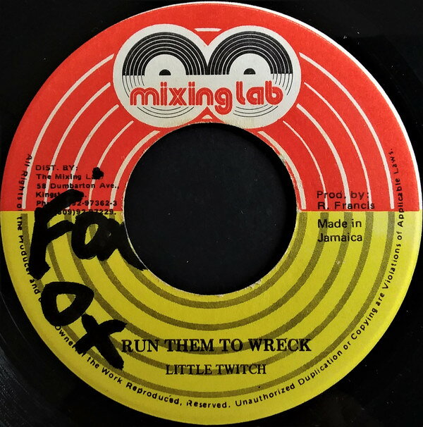 ・アーティスト Little Twitch ・タイトル Run Them To Wreck ・レーベル・型番 Mixing Lab NONE ・フォーマット 7インチレコード ・コンディション(盤) 良い (VG+) ・コンディション(ジャケット) ・コンディション(帯) オビなし ・特記事項 【レーベルにダメージ】 サンプル画像です。実際の商品の画像ではありません 商品写真はバーコード/カタログ番号に対応したサンプル画像ですので、お送りする商品の画像ではありません。帯やライナーなどの付属品は、特記事項に記載されている場合のみ含まれます。プロモやカラーレコードなどの仕様についても、該当する場合のみ特記事項に記載しています。 【ご購入前に必ずご確認ください】 ・本店サイト(www.recordcity.jp)とは価格、送料が違います ・本店サイト、その他支店のオーダーとは同梱発送できません ・注文確定後に別の注文を頂いた場合、注文同士の同梱は致しかねます。 ・別倉庫から発送しているため、店頭受け渡しは対応しておりません ・一部商品は他の通販サイトでも販売しているため、ご注文のタイミングによっては商品のご用意ができない場合がございます。 ・土日祝日はお休みです 金曜・祝前日9時以降のご連絡またはご入金は、返答または発送が週明け・祝日明けに順次対応となります。 ・ご購入後のキャンセル不可 ご購入後のキャンセルはいかなる理由においてもお受けできません。ご了承の上、ご購入くださいませ。 ・日本郵便(ゆうパック/ゆうメール)によるお届けになります。 ・中古品であることをご理解ください 当ストアでは中古商品を主に販売しております。中古品であることをご理解の上ご購入ください。また、一部商品はRecordCityオンラインストアで試聴可能です。 ・返品について お客様のご都合による返品は一切承っておりません。 表記の内容と実際の商品に相違がある場合、また針飛び等で返品・返金をご希望される場合は、商品の到着後1週間以内にご連絡ください。商品の返送をこちらで確認後、キャンセル・返金を行います。 コンディションVG以下の商品は返品できません。プレイに影響のない表面のこすれ傷、プレス起因のノイズ盤は返品の対象外です。 【コンディション表記】 ・ほぼ新品(M-)(Like New) 完全な新品。未使用。当店ではほぼ使用しません ・非常に良い(EX)(Excellent) 中古盤として美品な状態。わずかな経年を感じるものの傷みを感じさせない、当店基準で最高の状態 ・良い(VG+)(Very Good Plus) 丁寧に扱われた中古品で、軽い使用感がみられる。 ・可(VG)(Acceptable) 使い込まれた中古品で、「良い」よりもさらに使用感がみられる。 ・悪い(VG-)(Bad) 状態が悪いアイテム。使用の保障はなく、再生不可、針飛び、目立つノイズがあるかもしれない。状態によるクレーム不可。返品不可。 ・非常に悪い(G)(Very Bad) 「悪い」よりさらに状態が悪いアイテム。使用の保障はなく、再生不可、針飛び、目立つノイズがあるかもしれない。状態によるクレーム不可。返品不可。 ・ジャンク(Fair)(Junk/Fair) 割れている、反っている、水ダメージがある、カビ、ジャケットが分離している、ひどい書き込み、ひどい擦れなど最低の状態。使用の保障はなく、再生不可、針飛び、目立つノイズがあるかもしれない。状態によるクレーム不可。返品不可。 ・ジャンク(Poor)(Junk/Poor) 割れている、反っている、水ダメージがある、カビ、ジャケットが分離している、ひどい書き込み、ひどい擦れなど最低の状態。使用の保障はなく、再生不可、針飛び、目立つノイズがあるかもしれない。状態によるクレーム不可。返品不可。
