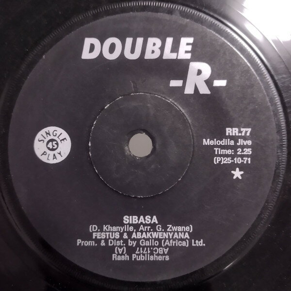 ・アーティスト Festus The Great & Abakhwenyana ・タイトル Sibasa ・レーベル・型番 Double R RR77 ・フォーマット 7インチレコード ・コンディション(盤) 良い (VG+) ・コンディション(ジャケット) ・コンディション(帯) オビなし ・特記事項 サンプル画像です。実際の商品の画像ではありません 商品写真はバーコード/カタログ番号に対応したサンプル画像ですので、お送りする商品の画像ではありません。帯やライナーなどの付属品は、特記事項に記載されている場合のみ含まれます。プロモやカラーレコードなどの仕様についても、該当する場合のみ特記事項に記載しています。 【ご購入前に必ずご確認ください】 ・本店サイト(www.recordcity.jp)とは価格、送料が違います ・本店サイト、その他支店のオーダーとは同梱発送できません ・別倉庫から発送しているため、店頭受け渡しは対応しておりません ・一部商品は他の通販サイトでも販売しているため、ご注文のタイミングによっては商品のご用意ができない場合がございます。 ・土日祝日はお休みです 金曜・祝前日9時以降のご連絡またはご入金は、返答または発送が週明け・祝日明けに順次対応となります。 ・ご購入後のキャンセル不可 ご購入後のキャンセルはいかなる理由においてもお受けできません。ご了承の上、ご購入くださいませ。 ・日本郵便(ゆうパック/ゆうメール)によるお届けになります。 ・中古品であることをご理解ください 当ストアではお客様よりお譲りいただいた中古商品を主に販売しております。中古品であることをご理解の上ご購入ください。また、一部商品はRecordCityオンラインストアで試聴可能です。 ・返品について お客様のご都合による返品は一切承っておりません。 表記の内容と実際の商品に相違がある場合、また針飛び等で返品・返金をご希望される場合は、商品の到着後1週間以内にご連絡ください。商品の返送をこちらで確認後、キャンセル・返金を行います。 コンディションVG以下の商品は返品できません。プレイに影響のない表面のこすれ傷、プレス起因のノイズ盤は返品の対象外です。 【コンディション表記】 ・ほぼ新品(M-)(Like New) 完全な新品。未使用。当店ではほぼ使用しません ・非常に良い(EX)(Excellent) 中古盤として美品な状態。わずかな経年を感じるものの傷みを感じさせない、当店基準で最高の状態 ・良い(VG+)(Very Good Plus) 丁寧に扱われた中古品で、軽い使用感がみられる。 ・可(VG)(Acceptable) 使い込まれた中古品で、「良い」よりもさらに使用感がみられる。 ・悪い(VG-)(Bad) 状態が悪いアイテム。使用の保障はなく、再生不可、針飛び、目立つノイズがあるかもしれない。状態によるクレーム不可。返品不可。 ・非常に悪い(G)(Very Bad) 「悪い」よりさらに状態が悪いアイテム。使用の保障はなく、再生不可、針飛び、目立つノイズがあるかもしれない。状態によるクレーム不可。返品不可。 ・ジャンク(Fair)(Junk/Fair) 割れている、反っている、水ダメージがある、カビ、ジャケットが分離している、ひどい書き込み、ひどい擦れなど最低の状態。使用の保障はなく、再生不可、針飛び、目立つノイズがあるかもしれない。状態によるクレーム不可。返品不可。 ・ジャンク(Poor)(Junk/Poor) 割れている、反っている、水ダメージがある、カビ、ジャケットが分離している、ひどい書き込み、ひどい擦れなど最低の状態。使用の保障はなく、再生不可、針飛び、目立つノイズがあるかもしれない。状態によるクレーム不可。返品不可。