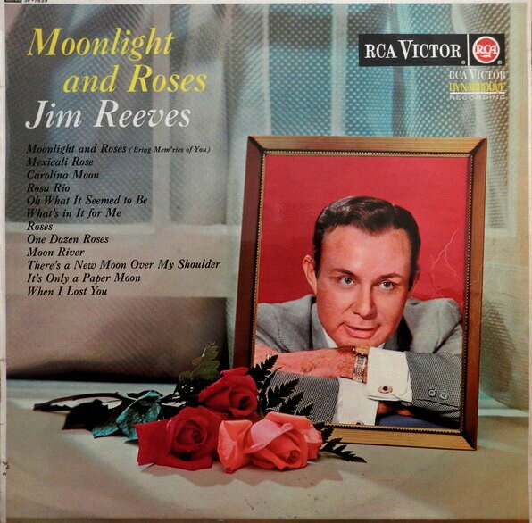 ・アーティスト Jim Reeves ・タイトル Moonlight And Roses ・レーベル・型番 RCA Victor SF7639 ・フォーマット LPレコード ・コンディション(盤) 良い (VG+) ・コンディション(ジャケット) 良い (VG+) ・コンディション(帯) オビなし ・特記事項 【盤に小さいキズ】【カバー軽い変色】 サンプル画像です。実際の商品の画像ではありません 商品写真はバーコード/カタログ番号に対応したサンプル画像ですので、お送りする商品の画像ではありません。帯やライナーなどの付属品は、特記事項に記載されている場合のみ含まれます。プロモやカラーレコードなどの仕様についても、該当する場合のみ特記事項に記載しています。 【ご購入前に必ずご確認ください】 ・本店サイト(www.recordcity.jp)とは価格、送料が違います ・本店サイト、その他支店のオーダーとは同梱発送できません ・注文確定後に別の注文を頂いた場合、注文同士の同梱は致しかねます。 ・別倉庫から発送しているため、店頭受け渡しは対応しておりません ・一部商品は他の通販サイトでも販売しているため、ご注文のタイミングによっては商品のご用意ができない場合がございます。 ・土日祝日はお休みです 金曜・祝前日9時以降のご連絡またはご入金は、返答または発送が週明け・祝日明けに順次対応となります。 ・ご購入後のキャンセル不可 ご購入後のキャンセルはいかなる理由においてもお受けできません。ご了承の上、ご購入くださいませ。 ・日本郵便(ゆうパック/ゆうメール)によるお届けになります。 ・中古品であることをご理解ください 当ストアでは中古商品を主に販売しております。中古品であることをご理解の上ご購入ください。また、一部商品はRecordCityオンラインストアで試聴可能です。 ・返品について お客様のご都合による返品は一切承っておりません。 表記の内容と実際の商品に相違がある場合、また針飛び等で返品・返金をご希望される場合は、商品の到着後1週間以内にご連絡ください。商品の返送をこちらで確認後、キャンセル・返金を行います。 コンディションVG以下の商品は返品できません。プレイに影響のない表面のこすれ傷、プレス起因のノイズ盤は返品の対象外です。 【コンディション表記】 ・ほぼ新品(M-)(Like New) 完全な新品。未使用。当店ではほぼ使用しません ・非常に良い(EX)(Excellent) 中古盤として美品な状態。わずかな経年を感じるものの傷みを感じさせない、当店基準で最高の状態 ・良い(VG+)(Very Good Plus) 丁寧に扱われた中古品で、軽い使用感がみられる。 ・可(VG)(Acceptable) 使い込まれた中古品で、「良い」よりもさらに使用感がみられる。 ・悪い(VG-)(Bad) 状態が悪いアイテム。使用の保障はなく、再生不可、針飛び、目立つノイズがあるかもしれない。状態によるクレーム不可。返品不可。 ・非常に悪い(G)(Very Bad) 「悪い」よりさらに状態が悪いアイテム。使用の保障はなく、再生不可、針飛び、目立つノイズがあるかもしれない。状態によるクレーム不可。返品不可。 ・ジャンク(Fair)(Junk/Fair) 割れている、反っている、水ダメージがある、カビ、ジャケットが分離している、ひどい書き込み、ひどい擦れなど最低の状態。使用の保障はなく、再生不可、針飛び、目立つノイズがあるかもしれない。状態によるクレーム不可。返品不可。 ・ジャンク(Poor)(Junk/Poor) 割れている、反っている、水ダメージがある、カビ、ジャケットが分離している、ひどい書き込み、ひどい擦れなど最低の状態。使用の保障はなく、再生不可、針飛び、目立つノイズがあるかもしれない。状態によるクレーム不可。返品不可。