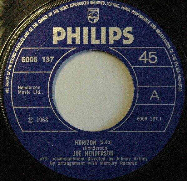 ・アーティスト Joe "mr Piano" Henderson ・タイトル Horizon ・レーベル・型番 PHILIPS 6006137 ・フォーマット 7インチレコード ・コンディション(盤) 可 (VG) ・コンディション(ジャケット) プレインカバー（元ジャケット／カバー無し） ・コンディション(帯) オビなし ・特記事項 【カバー変色】【カバー汚れ】【盤汚れ】 サンプル画像です。実際の商品の画像ではありません 商品写真はバーコード/カタログ番号に対応したサンプル画像ですので、お送りする商品の画像ではありません。帯やライナーなどの付属品は、特記事項に記載されている場合のみ含まれます。プロモやカラーレコードなどの仕様についても、該当する場合のみ特記事項に記載しています。 【ご購入前に必ずご確認ください】 ・本店サイト(www.recordcity.jp)とは価格、送料が違います ・本店サイト、その他支店のオーダーとは同梱発送できません ・注文確定後に別の注文を頂いた場合、注文同士の同梱は致しかねます。 ・別倉庫から発送しているため、店頭受け渡しは対応しておりません ・一部商品は他の通販サイトでも販売しているため、ご注文のタイミングによっては商品のご用意ができない場合がございます。 ・土日祝日はお休みです 金曜・祝前日9時以降のご連絡またはご入金は、返答または発送が週明け・祝日明けに順次対応となります。 ・ご購入後のキャンセル不可 ご購入後のキャンセルはいかなる理由においてもお受けできません。ご了承の上、ご購入くださいませ。 ・日本郵便(ゆうパック/ゆうメール)によるお届けになります。 ・中古品であることをご理解ください 当ストアでは中古商品を主に販売しております。中古品であることをご理解の上ご購入ください。また、一部商品はRecordCityオンラインストアで試聴可能です。 ・返品について お客様のご都合による返品は一切承っておりません。 表記の内容と実際の商品に相違がある場合、また針飛び等で返品・返金をご希望される場合は、商品の到着後1週間以内にご連絡ください。商品の返送をこちらで確認後、キャンセル・返金を行います。 コンディションVG以下の商品は返品できません。プレイに影響のない表面のこすれ傷、プレス起因のノイズ盤は返品の対象外です。 【コンディション表記】 ・ほぼ新品(M-)(Like New) 完全な新品。未使用。当店ではほぼ使用しません ・非常に良い(EX)(Excellent) 中古盤として美品な状態。わずかな経年を感じるものの傷みを感じさせない、当店基準で最高の状態 ・良い(VG+)(Very Good Plus) 丁寧に扱われた中古品で、軽い使用感がみられる。 ・可(VG)(Acceptable) 使い込まれた中古品で、「良い」よりもさらに使用感がみられる。 ・悪い(VG-)(Bad) 状態が悪いアイテム。使用の保障はなく、再生不可、針飛び、目立つノイズがあるかもしれない。状態によるクレーム不可。返品不可。 ・非常に悪い(G)(Very Bad) 「悪い」よりさらに状態が悪いアイテム。使用の保障はなく、再生不可、針飛び、目立つノイズがあるかもしれない。状態によるクレーム不可。返品不可。 ・ジャンク(Fair)(Junk/Fair) 割れている、反っている、水ダメージがある、カビ、ジャケットが分離している、ひどい書き込み、ひどい擦れなど最低の状態。使用の保障はなく、再生不可、針飛び、目立つノイズがあるかもしれない。状態によるクレーム不可。返品不可。 ・ジャンク(Poor)(Junk/Poor) 割れている、反っている、水ダメージがある、カビ、ジャケットが分離している、ひどい書き込み、ひどい擦れなど最低の状態。使用の保障はなく、再生不可、針飛び、目立つノイズがあるかもしれない。状態によるクレーム不可。返品不可。