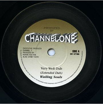 ・アーティスト Wailing Souls / Creole ・タイトル Very Well / Skylarking ・レーベル・型番 Channel One Gold CH110"005 ・フォーマット 10インチレコード ・コンディション(盤) 非常に良い(EX) ・コンディション(ジャケット) プレインカバー（元ジャケット／カバー無し） ・コンディション(帯) オビなし ・特記事項 【company sleeve】 サンプル画像です。実際の商品の画像ではありません 商品写真はバーコード/カタログ番号に対応したサンプル画像ですので、お送りする商品の画像ではありません。帯やライナーなどの付属品は、特記事項に記載されている場合のみ含まれます。プロモやカラーレコードなどの仕様についても、該当する場合のみ特記事項に記載しています。 【ご購入前に必ずご確認ください】 ・本店サイト(www.recordcity.jp)とは価格、送料が違います ・本店サイト、その他支店のオーダーとは同梱発送できません ・別倉庫から発送しているため、店頭受け渡しは対応しておりません ・一部商品は他の通販サイトでも販売しているため、ご注文のタイミングによっては商品のご用意ができない場合がございます。 ・土日祝日はお休みです 金曜・祝前日9時以降のご連絡またはご入金は、返答または発送が週明け・祝日明けに順次対応となります。 ・ご購入後のキャンセル不可 ご購入後のキャンセルはいかなる理由においてもお受けできません。ご了承の上、ご購入くださいませ。 ・日本郵便(ゆうパック/ゆうメール)によるお届けになります。 ・中古品であることをご理解ください 当ストアでは中古商品を主に販売しております。中古品であることをご理解の上ご購入ください。また、一部商品はRecordCityオンラインストアで試聴可能です。 ・返品について お客様のご都合による返品は一切承っておりません。 表記の内容と実際の商品に相違がある場合、また針飛び等で返品・返金をご希望される場合は、商品の到着後1週間以内にご連絡ください。商品の返送をこちらで確認後、キャンセル・返金を行います。 コンディションVG以下の商品は返品できません。プレイに影響のない表面のこすれ傷、プレス起因のノイズ盤は返品の対象外です。 【コンディション表記】 ・ほぼ新品(M-)(Like New) 完全な新品。未使用。当店ではほぼ使用しません ・非常に良い(EX)(Excellent) 中古盤として美品な状態。わずかな経年を感じるものの傷みを感じさせない、当店基準で最高の状態 ・良い(VG+)(Very Good Plus) 丁寧に扱われた中古品で、軽い使用感がみられる。 ・可(VG)(Acceptable) 使い込まれた中古品で、「良い」よりもさらに使用感がみられる。 ・悪い(VG-)(Bad) 状態が悪いアイテム。使用の保障はなく、再生不可、針飛び、目立つノイズがあるかもしれない。状態によるクレーム不可。返品不可。 ・非常に悪い(G)(Very Bad) 「悪い」よりさらに状態が悪いアイテム。使用の保障はなく、再生不可、針飛び、目立つノイズがあるかもしれない。状態によるクレーム不可。返品不可。 ・ジャンク(Fair)(Junk/Fair) 割れている、反っている、水ダメージがある、カビ、ジャケットが分離している、ひどい書き込み、ひどい擦れなど最低の状態。使用の保障はなく、再生不可、針飛び、目立つノイズがあるかもしれない。状態によるクレーム不可。返品不可。 ・ジャンク(Poor)(Junk/Poor) 割れている、反っている、水ダメージがある、カビ、ジャケットが分離している、ひどい書き込み、ひどい擦れなど最低の状態。使用の保障はなく、再生不可、針飛び、目立つノイズがあるかもしれない。状態によるクレーム不可。返品不可。
