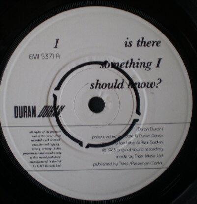 ・アーティスト Duran Duran ・タイトル Is There Something I Should Know? ・レーベル・型番 EMI EMI5371 ・フォーマット 7インチレコード ・コンディション(盤) 良い (VG+) ・コンディション(ジャケット) プレインカバー（元ジャケット／カバー無し） ・コンディション(帯) オビなし ・特記事項 サンプル画像です。実際の商品の画像ではありません 商品写真はバーコード/カタログ番号に対応したサンプル画像ですので、お送りする商品の画像ではありません。帯やライナーなどの付属品は、特記事項に記載されている場合のみ含まれます。プロモやカラーレコードなどの仕様についても、該当する場合のみ特記事項に記載しています。 【ご購入前に必ずご確認ください】 ・本店サイト(www.recordcity.jp)とは価格、送料が違います ・本店サイト、その他支店のオーダーとは同梱発送できません ・注文確定後に別の注文を頂いた場合、注文同士の同梱は致しかねます。 ・別倉庫から発送しているため、店頭受け渡しは対応しておりません ・一部商品は他の通販サイトでも販売しているため、ご注文のタイミングによっては商品のご用意ができない場合がございます。 ・土日祝日はお休みです 金曜・祝前日9時以降のご連絡またはご入金は、返答または発送が週明け・祝日明けに順次対応となります。 ・ご購入後のキャンセル不可 ご購入後のキャンセルはいかなる理由においてもお受けできません。ご了承の上、ご購入くださいませ。 ・日本郵便(ゆうパック/ゆうメール)によるお届けになります。 ・中古品であることをご理解ください 当ストアでは中古商品を主に販売しております。中古品であることをご理解の上ご購入ください。また、一部商品はRecordCityオンラインストアで試聴可能です。 ・返品について お客様のご都合による返品は一切承っておりません。 表記の内容と実際の商品に相違がある場合、また針飛び等で返品・返金をご希望される場合は、商品の到着後1週間以内にご連絡ください。商品の返送をこちらで確認後、キャンセル・返金を行います。 コンディションVG以下の商品は返品できません。プレイに影響のない表面のこすれ傷、プレス起因のノイズ盤は返品の対象外です。 【コンディション表記】 ・ほぼ新品(M-)(Like New) 完全な新品。未使用。当店ではほぼ使用しません ・非常に良い(EX)(Excellent) 中古盤として美品な状態。わずかな経年を感じるものの傷みを感じさせない、当店基準で最高の状態 ・良い(VG+)(Very Good Plus) 丁寧に扱われた中古品で、軽い使用感がみられる。 ・可(VG)(Acceptable) 使い込まれた中古品で、「良い」よりもさらに使用感がみられる。 ・悪い(VG-)(Bad) 状態が悪いアイテム。使用の保障はなく、再生不可、針飛び、目立つノイズがあるかもしれない。状態によるクレーム不可。返品不可。 ・非常に悪い(G)(Very Bad) 「悪い」よりさらに状態が悪いアイテム。使用の保障はなく、再生不可、針飛び、目立つノイズがあるかもしれない。状態によるクレーム不可。返品不可。 ・ジャンク(Fair)(Junk/Fair) 割れている、反っている、水ダメージがある、カビ、ジャケットが分離している、ひどい書き込み、ひどい擦れなど最低の状態。使用の保障はなく、再生不可、針飛び、目立つノイズがあるかもしれない。状態によるクレーム不可。返品不可。 ・ジャンク(Poor)(Junk/Poor) 割れている、反っている、水ダメージがある、カビ、ジャケットが分離している、ひどい書き込み、ひどい擦れなど最低の状態。使用の保障はなく、再生不可、針飛び、目立つノイズがあるかもしれない。状態によるクレーム不可。返品不可。