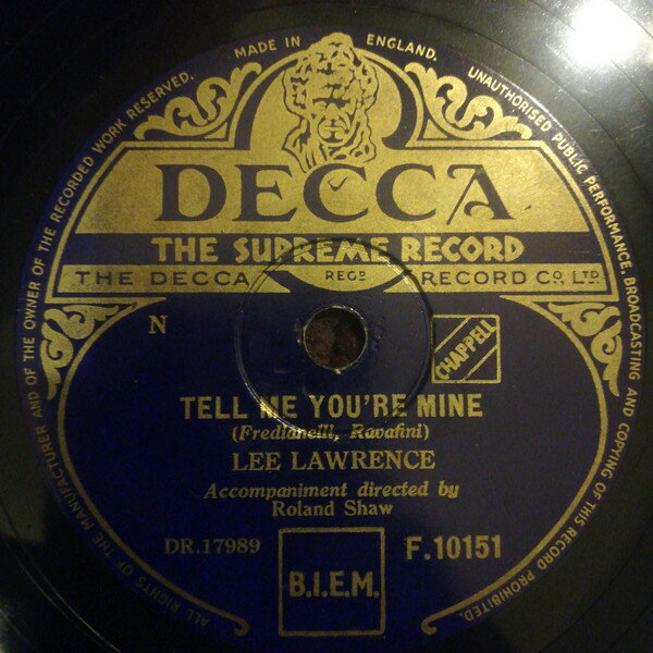 ・アーティスト Lee Lawrence ・タイトル Tell Me You're Mine / Can't I ・レーベル・型番 Decca F10151 ・フォーマット 78回転SP盤レコード ・コンディション(盤) 可 (VG) ・コンディション(ジャケット) プレインカバー（元ジャケット／カバー無し） ・コンディション(帯) オビなし ・特記事項 【※再生コンディションによる返品不可】 サンプル画像です。実際の商品の画像ではありません 商品写真はバーコード/カタログ番号に対応したサンプル画像ですので、お送りする商品の画像ではありません。帯やライナーなどの付属品は、特記事項に記載されている場合のみ含まれます。プロモやカラーレコードなどの仕様についても、該当する場合のみ特記事項に記載しています。 【ご購入前に必ずご確認ください】 ・本店サイト(www.recordcity.jp)とは価格、送料が違います ・本店サイト、その他支店のオーダーとは同梱発送できません ・注文確定後に別の注文を頂いた場合、注文同士の同梱は致しかねます。 ・別倉庫から発送しているため、店頭受け渡しは対応しておりません ・一部商品は他の通販サイトでも販売しているため、ご注文のタイミングによっては商品のご用意ができない場合がございます。 ・土日祝日はお休みです 金曜・祝前日9時以降のご連絡またはご入金は、返答または発送が週明け・祝日明けに順次対応となります。 ・ご購入後のキャンセル不可 ご購入後のキャンセルはいかなる理由においてもお受けできません。ご了承の上、ご購入くださいませ。 ・日本郵便(ゆうパック/ゆうメール)によるお届けになります。 ・中古品であることをご理解ください 当ストアでは中古商品を主に販売しております。中古品であることをご理解の上ご購入ください。また、一部商品はRecordCityオンラインストアで試聴可能です。 ・返品について お客様のご都合による返品は一切承っておりません。 表記の内容と実際の商品に相違がある場合、また針飛び等で返品・返金をご希望される場合は、商品の到着後1週間以内にご連絡ください。商品の返送をこちらで確認後、キャンセル・返金を行います。 コンディションVG以下の商品は返品できません。プレイに影響のない表面のこすれ傷、プレス起因のノイズ盤は返品の対象外です。 【コンディション表記】 ・ほぼ新品(M-)(Like New) 完全な新品。未使用。当店ではほぼ使用しません ・非常に良い(EX)(Excellent) 中古盤として美品な状態。わずかな経年を感じるものの傷みを感じさせない、当店基準で最高の状態 ・良い(VG+)(Very Good Plus) 丁寧に扱われた中古品で、軽い使用感がみられる。 ・可(VG)(Acceptable) 使い込まれた中古品で、「良い」よりもさらに使用感がみられる。 ・悪い(VG-)(Bad) 状態が悪いアイテム。使用の保障はなく、再生不可、針飛び、目立つノイズがあるかもしれない。状態によるクレーム不可。返品不可。 ・非常に悪い(G)(Very Bad) 「悪い」よりさらに状態が悪いアイテム。使用の保障はなく、再生不可、針飛び、目立つノイズがあるかもしれない。状態によるクレーム不可。返品不可。 ・ジャンク(Fair)(Junk/Fair) 割れている、反っている、水ダメージがある、カビ、ジャケットが分離している、ひどい書き込み、ひどい擦れなど最低の状態。使用の保障はなく、再生不可、針飛び、目立つノイズがあるかもしれない。状態によるクレーム不可。返品不可。 ・ジャンク(Poor)(Junk/Poor) 割れている、反っている、水ダメージがある、カビ、ジャケットが分離している、ひどい書き込み、ひどい擦れなど最低の状態。使用の保障はなく、再生不可、針飛び、目立つノイズがあるかもしれない。状態によるクレーム不可。返品不可。