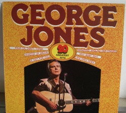 ・アーティスト George Jones (2) ・タイトル 20 Greatest Hits ・レーベル・型番 Lotus LOP14034 ・フォーマット LPレコード ・コンディション(盤) 良い (VG+) ・コンディション(ジャケット) 良い (VG+) ・コンディション(帯) オビなし ・特記事項 【カバー折れ/しわ】 サンプル画像です。実際の商品の画像ではありません 商品写真はバーコード/カタログ番号に対応したサンプル画像ですので、お送りする商品の画像ではありません。帯やライナーなどの付属品は、特記事項に記載されている場合のみ含まれます。プロモやカラーレコードなどの仕様についても、該当する場合のみ特記事項に記載しています。 【ご購入前に必ずご確認ください】 ・本店サイト(www.recordcity.jp)とは価格、送料が違います ・本店サイト、その他支店のオーダーとは同梱発送できません ・注文確定後に別の注文を頂いた場合、注文同士の同梱は致しかねます。 ・別倉庫から発送しているため、店頭受け渡しは対応しておりません ・一部商品は他の通販サイトでも販売しているため、ご注文のタイミングによっては商品のご用意ができない場合がございます。 ・土日祝日はお休みです 金曜・祝前日9時以降のご連絡またはご入金は、返答または発送が週明け・祝日明けに順次対応となります。 ・ご購入後のキャンセル不可 ご購入後のキャンセルはいかなる理由においてもお受けできません。ご了承の上、ご購入くださいませ。 ・日本郵便(ゆうパック/ゆうメール)によるお届けになります。 ・中古品であることをご理解ください 当ストアでは中古商品を主に販売しております。中古品であることをご理解の上ご購入ください。また、一部商品はRecordCityオンラインストアで試聴可能です。 ・返品について お客様のご都合による返品は一切承っておりません。 表記の内容と実際の商品に相違がある場合、また針飛び等で返品・返金をご希望される場合は、商品の到着後1週間以内にご連絡ください。商品の返送をこちらで確認後、キャンセル・返金を行います。 コンディションVG以下の商品は返品できません。プレイに影響のない表面のこすれ傷、プレス起因のノイズ盤は返品の対象外です。 【コンディション表記】 ・ほぼ新品(M-)(Like New) 完全な新品。未使用。当店ではほぼ使用しません ・非常に良い(EX)(Excellent) 中古盤として美品な状態。わずかな経年を感じるものの傷みを感じさせない、当店基準で最高の状態 ・良い(VG+)(Very Good Plus) 丁寧に扱われた中古品で、軽い使用感がみられる。 ・可(VG)(Acceptable) 使い込まれた中古品で、「良い」よりもさらに使用感がみられる。 ・悪い(VG-)(Bad) 状態が悪いアイテム。使用の保障はなく、再生不可、針飛び、目立つノイズがあるかもしれない。状態によるクレーム不可。返品不可。 ・非常に悪い(G)(Very Bad) 「悪い」よりさらに状態が悪いアイテム。使用の保障はなく、再生不可、針飛び、目立つノイズがあるかもしれない。状態によるクレーム不可。返品不可。 ・ジャンク(Fair)(Junk/Fair) 割れている、反っている、水ダメージがある、カビ、ジャケットが分離している、ひどい書き込み、ひどい擦れなど最低の状態。使用の保障はなく、再生不可、針飛び、目立つノイズがあるかもしれない。状態によるクレーム不可。返品不可。 ・ジャンク(Poor)(Junk/Poor) 割れている、反っている、水ダメージがある、カビ、ジャケットが分離している、ひどい書き込み、ひどい擦れなど最低の状態。使用の保障はなく、再生不可、針飛び、目立つノイズがあるかもしれない。状態によるクレーム不可。返品不可。