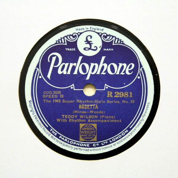 ・アーティスト Teddy Wilson ・タイトル Rosetta / China Boy ・レーベル・型番 Parlophone R2981 ・フォーマット 78回転SP盤レコード ・コンディション(盤) 良い (VG+) ・コンディション(ジャケット) プレインカバー（元ジャケット／カバー無し） ・コンディション(帯) オビなし ・特記事項 【※再生コンディションによる返品不可】 サンプル画像です。実際の商品の画像ではありません 商品写真はバーコード/カタログ番号に対応したサンプル画像ですので、お送りする商品の画像ではありません。帯やライナーなどの付属品は、特記事項に記載されている場合のみ含まれます。プロモやカラーレコードなどの仕様についても、該当する場合のみ特記事項に記載しています。 【ご購入前に必ずご確認ください】 ・本店サイト(www.recordcity.jp)とは価格、送料が違います ・本店サイト、その他支店のオーダーとは同梱発送できません ・注文確定後に別の注文を頂いた場合、注文同士の同梱は致しかねます。 ・別倉庫から発送しているため、店頭受け渡しは対応しておりません ・一部商品は他の通販サイトでも販売しているため、ご注文のタイミングによっては商品のご用意ができない場合がございます。 ・土日祝日はお休みです 金曜・祝前日9時以降のご連絡またはご入金は、返答または発送が週明け・祝日明けに順次対応となります。 ・ご購入後のキャンセル不可 ご購入後のキャンセルはいかなる理由においてもお受けできません。ご了承の上、ご購入くださいませ。 ・日本郵便(ゆうパック/ゆうメール)によるお届けになります。 ・中古品であることをご理解ください 当ストアでは中古商品を主に販売しております。中古品であることをご理解の上ご購入ください。また、一部商品はRecordCityオンラインストアで試聴可能です。 ・返品について お客様のご都合による返品は一切承っておりません。 表記の内容と実際の商品に相違がある場合、また針飛び等で返品・返金をご希望される場合は、商品の到着後1週間以内にご連絡ください。商品の返送をこちらで確認後、キャンセル・返金を行います。 コンディションVG以下の商品は返品できません。プレイに影響のない表面のこすれ傷、プレス起因のノイズ盤は返品の対象外です。 【コンディション表記】 ・ほぼ新品(M-)(Like New) 完全な新品。未使用。当店ではほぼ使用しません ・非常に良い(EX)(Excellent) 中古盤として美品な状態。わずかな経年を感じるものの傷みを感じさせない、当店基準で最高の状態 ・良い(VG+)(Very Good Plus) 丁寧に扱われた中古品で、軽い使用感がみられる。 ・可(VG)(Acceptable) 使い込まれた中古品で、「良い」よりもさらに使用感がみられる。 ・悪い(VG-)(Bad) 状態が悪いアイテム。使用の保障はなく、再生不可、針飛び、目立つノイズがあるかもしれない。状態によるクレーム不可。返品不可。 ・非常に悪い(G)(Very Bad) 「悪い」よりさらに状態が悪いアイテム。使用の保障はなく、再生不可、針飛び、目立つノイズがあるかもしれない。状態によるクレーム不可。返品不可。 ・ジャンク(Fair)(Junk/Fair) 割れている、反っている、水ダメージがある、カビ、ジャケットが分離している、ひどい書き込み、ひどい擦れなど最低の状態。使用の保障はなく、再生不可、針飛び、目立つノイズがあるかもしれない。状態によるクレーム不可。返品不可。 ・ジャンク(Poor)(Junk/Poor) 割れている、反っている、水ダメージがある、カビ、ジャケットが分離している、ひどい書き込み、ひどい擦れなど最低の状態。使用の保障はなく、再生不可、針飛び、目立つノイズがあるかもしれない。状態によるクレーム不可。返品不可。