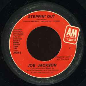 ・アーティスト Joe Jackson ・タイトル Steppin' Out ・レーベル・型番 A&M Records 2428S ・フォーマット 7インチレコード ・コンディション(盤) 良い (VG+) ・コンディション(ジャケット) プレインカバー（元ジャケット／カバー無し） ・コンディション(帯) オビなし ・特記事項 サンプル画像です。実際の商品の画像ではありません 商品写真はバーコード/カタログ番号に対応したサンプル画像ですので、お送りする商品の画像ではありません。帯やライナーなどの付属品は、特記事項に記載されている場合のみ含まれます。プロモやカラーレコードなどの仕様についても、該当する場合のみ特記事項に記載しています。 【ご購入前に必ずご確認ください】 ・本店サイト(www.recordcity.jp)とは価格、送料が違います ・本店サイト、その他支店のオーダーとは同梱発送できません ・注文確定後に別の注文を頂いた場合、注文同士の同梱は致しかねます。 ・別倉庫から発送しているため、店頭受け渡しは対応しておりません ・一部商品は他の通販サイトでも販売しているため、ご注文のタイミングによっては商品のご用意ができない場合がございます。 ・土日祝日はお休みです 金曜・祝前日9時以降のご連絡またはご入金は、返答または発送が週明け・祝日明けに順次対応となります。 ・ご購入後のキャンセル不可 ご購入後のキャンセルはいかなる理由においてもお受けできません。ご了承の上、ご購入くださいませ。 ・日本郵便(ゆうパック/ゆうメール)によるお届けになります。 ・中古品であることをご理解ください 当ストアでは中古商品を主に販売しております。中古品であることをご理解の上ご購入ください。また、一部商品はRecordCityオンラインストアで試聴可能です。 ・返品について お客様のご都合による返品は一切承っておりません。 表記の内容と実際の商品に相違がある場合、また針飛び等で返品・返金をご希望される場合は、商品の到着後1週間以内にご連絡ください。商品の返送をこちらで確認後、キャンセル・返金を行います。 コンディションVG以下の商品は返品できません。プレイに影響のない表面のこすれ傷、プレス起因のノイズ盤は返品の対象外です。 【コンディション表記】 ・ほぼ新品(M-)(Like New) 完全な新品。未使用。当店ではほぼ使用しません ・非常に良い(EX)(Excellent) 中古盤として美品な状態。わずかな経年を感じるものの傷みを感じさせない、当店基準で最高の状態 ・良い(VG+)(Very Good Plus) 丁寧に扱われた中古品で、軽い使用感がみられる。 ・可(VG)(Acceptable) 使い込まれた中古品で、「良い」よりもさらに使用感がみられる。 ・悪い(VG-)(Bad) 状態が悪いアイテム。使用の保障はなく、再生不可、針飛び、目立つノイズがあるかもしれない。状態によるクレーム不可。返品不可。 ・非常に悪い(G)(Very Bad) 「悪い」よりさらに状態が悪いアイテム。使用の保障はなく、再生不可、針飛び、目立つノイズがあるかもしれない。状態によるクレーム不可。返品不可。 ・ジャンク(Fair)(Junk/Fair) 割れている、反っている、水ダメージがある、カビ、ジャケットが分離している、ひどい書き込み、ひどい擦れなど最低の状態。使用の保障はなく、再生不可、針飛び、目立つノイズがあるかもしれない。状態によるクレーム不可。返品不可。 ・ジャンク(Poor)(Junk/Poor) 割れている、反っている、水ダメージがある、カビ、ジャケットが分離している、ひどい書き込み、ひどい擦れなど最低の状態。使用の保障はなく、再生不可、針飛び、目立つノイズがあるかもしれない。状態によるクレーム不可。返品不可。