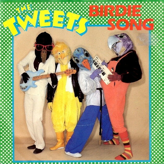 ・アーティスト Tweets ・タイトル Birdie Song ・レーベル・型番 PRT 7P219 ・フォーマット 7インチレコード ・コンディション(盤) 良い (VG+) ・コンディション(ジャケット) プレインカバー（元ジャケット／カバー無し） ・コンディション(帯) オビなし ・特記事項 サンプル画像です。実際の商品の画像ではありません 商品写真はバーコード/カタログ番号に対応したサンプル画像ですので、お送りする商品の画像ではありません。帯やライナーなどの付属品は、特記事項に記載されている場合のみ含まれます。プロモやカラーレコードなどの仕様についても、該当する場合のみ特記事項に記載しています。 【ご購入前に必ずご確認ください】 ・本店サイト(www.recordcity.jp)とは価格、送料が違います ・本店サイト、その他支店のオーダーとは同梱発送できません ・注文確定後に別の注文を頂いた場合、注文同士の同梱は致しかねます。 ・別倉庫から発送しているため、店頭受け渡しは対応しておりません ・一部商品は他の通販サイトでも販売しているため、ご注文のタイミングによっては商品のご用意ができない場合がございます。 ・土日祝日はお休みです 金曜・祝前日9時以降のご連絡またはご入金は、返答または発送が週明け・祝日明けに順次対応となります。 ・ご購入後のキャンセル不可 ご購入後のキャンセルはいかなる理由においてもお受けできません。ご了承の上、ご購入くださいませ。 ・日本郵便(ゆうパック/ゆうメール)によるお届けになります。 ・中古品であることをご理解ください 当ストアでは中古商品を主に販売しております。中古品であることをご理解の上ご購入ください。また、一部商品はRecordCityオンラインストアで試聴可能です。 ・返品について お客様のご都合による返品は一切承っておりません。 表記の内容と実際の商品に相違がある場合、また針飛び等で返品・返金をご希望される場合は、商品の到着後1週間以内にご連絡ください。商品の返送をこちらで確認後、キャンセル・返金を行います。 コンディションVG以下の商品は返品できません。プレイに影響のない表面のこすれ傷、プレス起因のノイズ盤は返品の対象外です。 【コンディション表記】 ・ほぼ新品(M-)(Like New) 完全な新品。未使用。当店ではほぼ使用しません ・非常に良い(EX)(Excellent) 中古盤として美品な状態。わずかな経年を感じるものの傷みを感じさせない、当店基準で最高の状態 ・良い(VG+)(Very Good Plus) 丁寧に扱われた中古品で、軽い使用感がみられる。 ・可(VG)(Acceptable) 使い込まれた中古品で、「良い」よりもさらに使用感がみられる。 ・悪い(VG-)(Bad) 状態が悪いアイテム。使用の保障はなく、再生不可、針飛び、目立つノイズがあるかもしれない。状態によるクレーム不可。返品不可。 ・非常に悪い(G)(Very Bad) 「悪い」よりさらに状態が悪いアイテム。使用の保障はなく、再生不可、針飛び、目立つノイズがあるかもしれない。状態によるクレーム不可。返品不可。 ・ジャンク(Fair)(Junk/Fair) 割れている、反っている、水ダメージがある、カビ、ジャケットが分離している、ひどい書き込み、ひどい擦れなど最低の状態。使用の保障はなく、再生不可、針飛び、目立つノイズがあるかもしれない。状態によるクレーム不可。返品不可。 ・ジャンク(Poor)(Junk/Poor) 割れている、反っている、水ダメージがある、カビ、ジャケットが分離している、ひどい書き込み、ひどい擦れなど最低の状態。使用の保障はなく、再生不可、針飛び、目立つノイズがあるかもしれない。状態によるクレーム不可。返品不可。