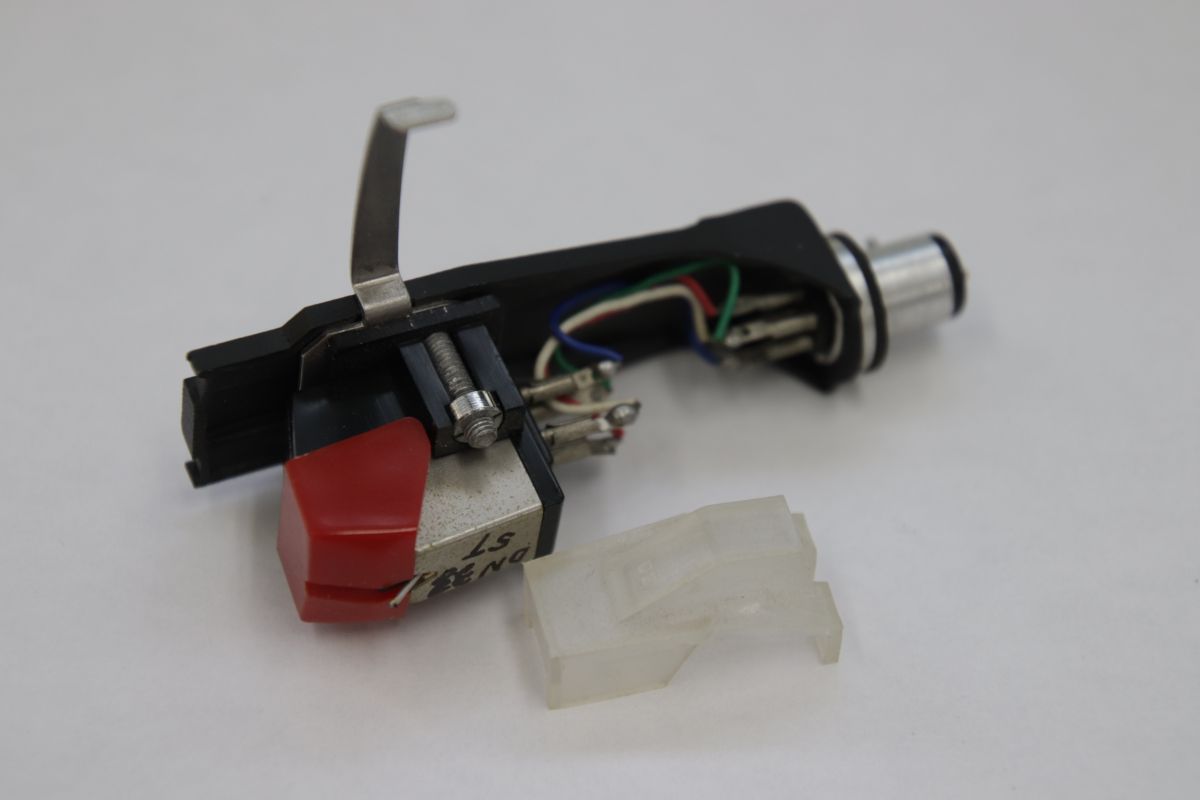 ・商品説明 Onkyoオンキョー DN33ST MM Cartridge MM カ－トリッジ 商品状態：B　標準的な中古品 ■ヘッドシェル付き■書き込みあり 参考重量：200(g) ご購入前に必ずご確認ください ・ご購入者様都合によるご購入後のキャンセル・返品は、いかなる理由においてもお受けできません。 ・送料および代引き手数料はご購入者様のご負担となります。 ・決済期日までにご入金が確認できない場合は、「ご購入者様都合」にてキャンセルさせていただきます。 ・状況により、配送方法を変更させていただく場合がございます。 ・ご注文確定後の商品の追加や複数注文の同梱対応は、一切承っておりません。 ・土日・祝日は原則として発送業務を行っておりません。 ・商品説明は正確に記載するよう努めておりますが、中古品は予期せぬ傷や汚れ等がある場合がございます。ご理解のうえご購入ください。 3600397