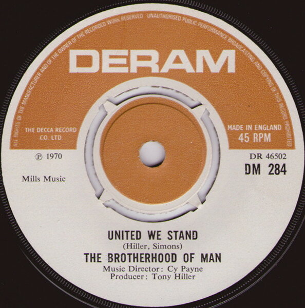 ・アーティスト Brotherhood Of Man ・タイトル United We Stand ・レーベル・型番 Deram DM284 ・フォーマット 7インチレコード ・コンディション(盤) 良い (VG+) ・コンディション(ジャケット) プレインカバー（元ジャケット／カバー無し） ・コンディション(帯) オビなし ・特記事項 【レーベルに書き込み】【センター無し】【盤に浅い跡】 サンプル画像です。実際の商品の画像ではありません 商品写真はバーコード/カタログ番号に対応したサンプル画像ですので、お送りする商品の画像ではありません。帯やライナーなどの付属品は、特記事項に記載されている場合のみ含まれます。プロモやカラーレコードなどの仕様についても、該当する場合のみ特記事項に記載しています。 【ご購入前に必ずご確認ください】 ・本店サイト(www.recordcity.jp)とは価格、送料が違います ・本店サイト、その他支店のオーダーとは同梱発送できません ・注文確定後に別の注文を頂いた場合、注文同士の同梱は致しかねます。 ・別倉庫から発送しているため、店頭受け渡しは対応しておりません ・一部商品は他の通販サイトでも販売しているため、ご注文のタイミングによっては商品のご用意ができない場合がございます。 ・土日祝日はお休みです 金曜・祝前日9時以降のご連絡またはご入金は、返答または発送が週明け・祝日明けに順次対応となります。 ・ご購入後のキャンセル不可 ご購入後のキャンセルはいかなる理由においてもお受けできません。ご了承の上、ご購入くださいませ。 ・日本郵便(ゆうパック/ゆうメール)によるお届けになります。 ・中古品であることをご理解ください 当ストアでは中古商品を主に販売しております。中古品であることをご理解の上ご購入ください。また、一部商品はRecordCityオンラインストアで試聴可能です。 ・返品について お客様のご都合による返品は一切承っておりません。 表記の内容と実際の商品に相違がある場合、また針飛び等で返品・返金をご希望される場合は、商品の到着後1週間以内にご連絡ください。商品の返送をこちらで確認後、キャンセル・返金を行います。 コンディションVG以下の商品は返品できません。プレイに影響のない表面のこすれ傷、プレス起因のノイズ盤は返品の対象外です。 【コンディション表記】 ・ほぼ新品(M-)(Like New) 完全な新品。未使用。当店ではほぼ使用しません ・非常に良い(EX)(Excellent) 中古盤として美品な状態。わずかな経年を感じるものの傷みを感じさせない、当店基準で最高の状態 ・良い(VG+)(Very Good Plus) 丁寧に扱われた中古品で、軽い使用感がみられる。 ・可(VG)(Acceptable) 使い込まれた中古品で、「良い」よりもさらに使用感がみられる。 ・悪い(VG-)(Bad) 状態が悪いアイテム。使用の保障はなく、再生不可、針飛び、目立つノイズがあるかもしれない。状態によるクレーム不可。返品不可。 ・非常に悪い(G)(Very Bad) 「悪い」よりさらに状態が悪いアイテム。使用の保障はなく、再生不可、針飛び、目立つノイズがあるかもしれない。状態によるクレーム不可。返品不可。 ・ジャンク(Fair)(Junk/Fair) 割れている、反っている、水ダメージがある、カビ、ジャケットが分離している、ひどい書き込み、ひどい擦れなど最低の状態。使用の保障はなく、再生不可、針飛び、目立つノイズがあるかもしれない。状態によるクレーム不可。返品不可。 ・ジャンク(Poor)(Junk/Poor) 割れている、反っている、水ダメージがある、カビ、ジャケットが分離している、ひどい書き込み、ひどい擦れなど最低の状態。使用の保障はなく、再生不可、針飛び、目立つノイズがあるかもしれない。状態によるクレーム不可。返品不可。