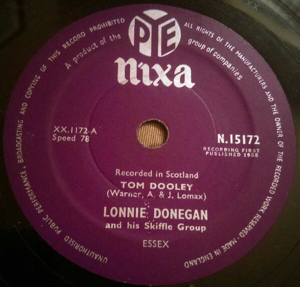 ・アーティスト Lonnie Donegan & His Skiffle Group ・タイトル Tom Dooley / Rock O My Soul ・レーベル・型番 PYE NIXA N15172 ・フォーマット 78回転SP盤レコード ・コンディション(盤) 良い (VG+) ・コンディション(ジャケット) 良い (VG+) ・コンディション(帯) オビなし ・特記事項 【※再生コンディションによる返品不可】【盤に浅い跡】 サンプル画像です。実際の商品の画像ではありません 商品写真はバーコード/カタログ番号に対応したサンプル画像ですので、お送りする商品の画像ではありません。帯やライナーなどの付属品は、特記事項に記載されている場合のみ含まれます。プロモやカラーレコードなどの仕様についても、該当する場合のみ特記事項に記載しています。 【ご購入前に必ずご確認ください】 ・本店サイト(www.recordcity.jp)とは価格、送料が違います ・本店サイト、その他支店のオーダーとは同梱発送できません ・注文確定後に別の注文を頂いた場合、注文同士の同梱は致しかねます。 ・別倉庫から発送しているため、店頭受け渡しは対応しておりません ・一部商品は他の通販サイトでも販売しているため、ご注文のタイミングによっては商品のご用意ができない場合がございます。 ・土日祝日はお休みです 金曜・祝前日9時以降のご連絡またはご入金は、返答または発送が週明け・祝日明けに順次対応となります。 ・ご購入後のキャンセル不可 ご購入後のキャンセルはいかなる理由においてもお受けできません。ご了承の上、ご購入くださいませ。 ・日本郵便(ゆうパック/ゆうメール)によるお届けになります。 ・中古品であることをご理解ください 当ストアでは中古商品を主に販売しております。中古品であることをご理解の上ご購入ください。また、一部商品はRecordCityオンラインストアで試聴可能です。 ・返品について お客様のご都合による返品は一切承っておりません。 表記の内容と実際の商品に相違がある場合、また針飛び等で返品・返金をご希望される場合は、商品の到着後1週間以内にご連絡ください。商品の返送をこちらで確認後、キャンセル・返金を行います。 コンディションVG以下の商品は返品できません。プレイに影響のない表面のこすれ傷、プレス起因のノイズ盤は返品の対象外です。 【コンディション表記】 ・ほぼ新品(M-)(Like New) 完全な新品。未使用。当店ではほぼ使用しません ・非常に良い(EX)(Excellent) 中古盤として美品な状態。わずかな経年を感じるものの傷みを感じさせない、当店基準で最高の状態 ・良い(VG+)(Very Good Plus) 丁寧に扱われた中古品で、軽い使用感がみられる。 ・可(VG)(Acceptable) 使い込まれた中古品で、「良い」よりもさらに使用感がみられる。 ・悪い(VG-)(Bad) 状態が悪いアイテム。使用の保障はなく、再生不可、針飛び、目立つノイズがあるかもしれない。状態によるクレーム不可。返品不可。 ・非常に悪い(G)(Very Bad) 「悪い」よりさらに状態が悪いアイテム。使用の保障はなく、再生不可、針飛び、目立つノイズがあるかもしれない。状態によるクレーム不可。返品不可。 ・ジャンク(Fair)(Junk/Fair) 割れている、反っている、水ダメージがある、カビ、ジャケットが分離している、ひどい書き込み、ひどい擦れなど最低の状態。使用の保障はなく、再生不可、針飛び、目立つノイズがあるかもしれない。状態によるクレーム不可。返品不可。 ・ジャンク(Poor)(Junk/Poor) 割れている、反っている、水ダメージがある、カビ、ジャケットが分離している、ひどい書き込み、ひどい擦れなど最低の状態。使用の保障はなく、再生不可、針飛び、目立つノイズがあるかもしれない。状態によるクレーム不可。返品不可。