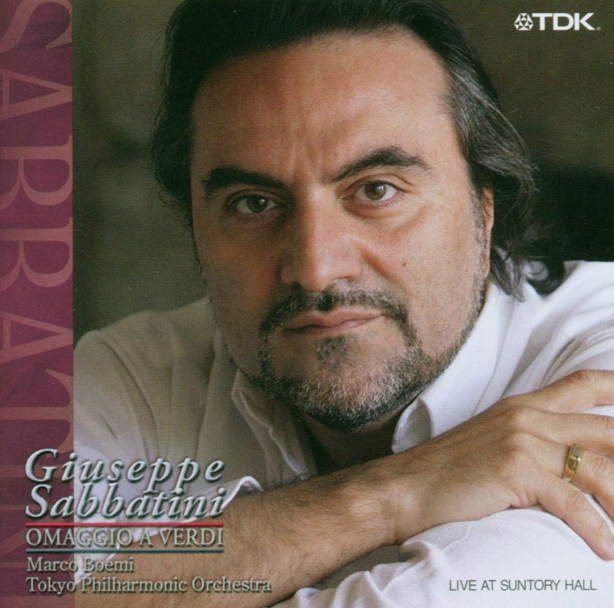 ・アーティスト Sabbatini, Boemi; Tokyo Philharm ・タイトル Omaggio a Verdi ・レーベル・型番 ・フォーマット CD ・コンディション(盤) 良い (VG+) ・コンディション(ジャケット) ・コンディション(帯) オビなし ・特記事項 【ケース擦れ】 サンプル画像です。実際の商品の画像ではありません 商品写真はバーコード/カタログ番号に対応したサンプル画像ですので、お送りする商品の画像ではありません。帯やライナーなどの付属品は、特記事項に記載されている場合のみ含まれます。プロモやカラーレコードなどの仕様についても、該当する場合のみ特記事項に記載しています。 【ご購入前に必ずご確認ください】 ・本店サイト(www.recordcity.jp)とは価格、送料が違います ・本店サイト、その他支店のオーダーとは同梱発送できません ・注文確定後に別の注文を頂いた場合、注文同士の同梱は致しかねます。 ・別倉庫から発送しているため、店頭受け渡しは対応しておりません ・一部商品は他の通販サイトでも販売しているため、ご注文のタイミングによっては商品のご用意ができない場合がございます。 ・土日祝日はお休みです 金曜・祝前日9時以降のご連絡またはご入金は、返答または発送が週明け・祝日明けに順次対応となります。 ・ご購入後のキャンセル不可 ご購入後のキャンセルはいかなる理由においてもお受けできません。ご了承の上、ご購入くださいませ。 ・日本郵便(ゆうパック/ゆうメール)によるお届けになります。 ・中古品であることをご理解ください 当ストアでは中古商品を主に販売しております。中古品であることをご理解の上ご購入ください。また、一部商品はRecordCityオンラインストアで試聴可能です。 ・返品について お客様のご都合による返品は一切承っておりません。 表記の内容と実際の商品に相違がある場合、また針飛び等で返品・返金をご希望される場合は、商品の到着後1週間以内にご連絡ください。商品の返送をこちらで確認後、キャンセル・返金を行います。 コンディションVG以下の商品は返品できません。プレイに影響のない表面のこすれ傷、プレス起因のノイズ盤は返品の対象外です。 【コンディション表記】 ・ほぼ新品(M-)(Like New) 完全な新品。未使用。当店ではほぼ使用しません ・非常に良い(EX)(Excellent) 中古盤として美品な状態。わずかな経年を感じるものの傷みを感じさせない、当店基準で最高の状態 ・良い(VG+)(Very Good Plus) 丁寧に扱われた中古品で、軽い使用感がみられる。 ・可(VG)(Acceptable) 使い込まれた中古品で、「良い」よりもさらに使用感がみられる。 ・悪い(VG-)(Bad) 状態が悪いアイテム。使用の保障はなく、再生不可、針飛び、目立つノイズがあるかもしれない。状態によるクレーム不可。返品不可。 ・非常に悪い(G)(Very Bad) 「悪い」よりさらに状態が悪いアイテム。使用の保障はなく、再生不可、針飛び、目立つノイズがあるかもしれない。状態によるクレーム不可。返品不可。 ・ジャンク(Fair)(Junk/Fair) 割れている、反っている、水ダメージがある、カビ、ジャケットが分離している、ひどい書き込み、ひどい擦れなど最低の状態。使用の保障はなく、再生不可、針飛び、目立つノイズがあるかもしれない。状態によるクレーム不可。返品不可。 ・ジャンク(Poor)(Junk/Poor) 割れている、反っている、水ダメージがある、カビ、ジャケットが分離している、ひどい書き込み、ひどい擦れなど最低の状態。使用の保障はなく、再生不可、針飛び、目立つノイズがあるかもしれない。状態によるクレーム不可。返品不可。