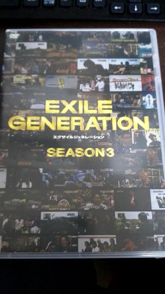 ・アーティスト [DVD] ・タイトル EXILE GENERATION SEASON3 ・レーベル・型番 ・フォーマット DVD ・コンディション(盤) 良い (VG+) ・コンディション(ジャケット) ・コンディション(帯) オビなし ・特記事項 【ケース擦れ】【盤汚れ】 サンプル画像です。実際の商品の画像ではありません 商品写真はバーコード/カタログ番号に対応したサンプル画像ですので、お送りする商品の画像ではありません。帯やライナーなどの付属品は、特記事項に記載されている場合のみ含まれます。プロモやカラーレコードなどの仕様についても、該当する場合のみ特記事項に記載しています。 【ご購入前に必ずご確認ください】 ・本店サイト(www.recordcity.jp)とは価格、送料が違います ・本店サイト、その他支店のオーダーとは同梱発送できません ・別倉庫から発送しているため、店頭受け渡しは対応しておりません ・一部商品は他の通販サイトでも販売しているため、ご注文のタイミングによっては商品のご用意ができない場合がございます。 ・土日祝日はお休みです 金曜・祝前日9時以降のご連絡またはご入金は、返答または発送が週明け・祝日明けに順次対応となります。 ・ご購入後のキャンセル不可 ご購入後のキャンセルはいかなる理由においてもお受けできません。ご了承の上、ご購入くださいませ。 ・日本郵便(ゆうパック/ゆうメール)によるお届けになります。 ・中古品であることをご理解ください 当ストアでは中古商品を主に販売しております。中古品であることをご理解の上ご購入ください。また、一部商品はRecordCityオンラインストアで試聴可能です。 ・返品について お客様のご都合による返品は一切承っておりません。 表記の内容と実際の商品に相違がある場合、また針飛び等で返品・返金をご希望される場合は、商品の到着後1週間以内にご連絡ください。商品の返送をこちらで確認後、キャンセル・返金を行います。 コンディションVG以下の商品は返品できません。プレイに影響のない表面のこすれ傷、プレス起因のノイズ盤は返品の対象外です。 【コンディション表記】 ・ほぼ新品(M-)(Like New) 完全な新品。未使用。当店ではほぼ使用しません ・非常に良い(EX)(Excellent) 中古盤として美品な状態。わずかな経年を感じるものの傷みを感じさせない、当店基準で最高の状態 ・良い(VG+)(Very Good Plus) 丁寧に扱われた中古品で、軽い使用感がみられる。 ・可(VG)(Acceptable) 使い込まれた中古品で、「良い」よりもさらに使用感がみられる。 ・悪い(VG-)(Bad) 状態が悪いアイテム。使用の保障はなく、再生不可、針飛び、目立つノイズがあるかもしれない。状態によるクレーム不可。返品不可。 ・非常に悪い(G)(Very Bad) 「悪い」よりさらに状態が悪いアイテム。使用の保障はなく、再生不可、針飛び、目立つノイズがあるかもしれない。状態によるクレーム不可。返品不可。 ・ジャンク(Fair)(Junk/Fair) 割れている、反っている、水ダメージがある、カビ、ジャケットが分離している、ひどい書き込み、ひどい擦れなど最低の状態。使用の保障はなく、再生不可、針飛び、目立つノイズがあるかもしれない。状態によるクレーム不可。返品不可。 ・ジャンク(Poor)(Junk/Poor) 割れている、反っている、水ダメージがある、カビ、ジャケットが分離している、ひどい書き込み、ひどい擦れなど最低の状態。使用の保障はなく、再生不可、針飛び、目立つノイズがあるかもしれない。状態によるクレーム不可。返品不可。