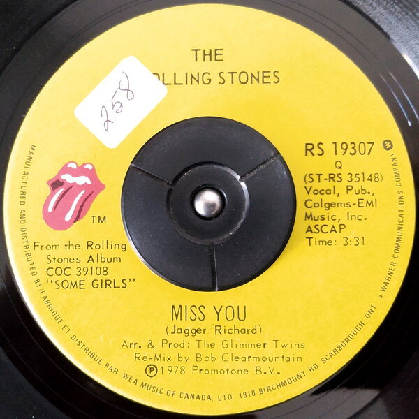・アーティスト Rolling Stones ・タイトル Miss You ・レーベル・型番 Rolling Stones Records RS19307 ・フォーマット 7インチレコード ・コンディション(盤) 良い (VG+) ・コンディション(ジャケット) プレインカバー（元ジャケット／カバー無し） ・コンディション(帯) オビなし ・特記事項 【レーベルに書き込み】 サンプル画像です。実際の商品の画像ではありません 商品写真はバーコード/カタログ番号に対応したサンプル画像ですので、お送りする商品の画像ではありません。帯やライナーなどの付属品は、特記事項に記載されている場合のみ含まれます。プロモやカラーレコードなどの仕様についても、該当する場合のみ特記事項に記載しています。 【ご購入前に必ずご確認ください】 ・本店サイト(www.recordcity.jp)とは価格、送料が違います ・本店サイト、その他支店のオーダーとは同梱発送できません ・注文確定後に別の注文を頂いた場合、注文同士の同梱は致しかねます。 ・別倉庫から発送しているため、店頭受け渡しは対応しておりません ・一部商品は他の通販サイトでも販売しているため、ご注文のタイミングによっては商品のご用意ができない場合がございます。 ・土日祝日はお休みです 金曜・祝前日9時以降のご連絡またはご入金は、返答または発送が週明け・祝日明けに順次対応となります。 ・ご購入後のキャンセル不可 ご購入後のキャンセルはいかなる理由においてもお受けできません。ご了承の上、ご購入くださいませ。 ・日本郵便(ゆうパック/ゆうメール)によるお届けになります。 ・中古品であることをご理解ください 当ストアでは中古商品を主に販売しております。中古品であることをご理解の上ご購入ください。また、一部商品はRecordCityオンラインストアで試聴可能です。 ・返品について お客様のご都合による返品は一切承っておりません。 表記の内容と実際の商品に相違がある場合、また針飛び等で返品・返金をご希望される場合は、商品の到着後1週間以内にご連絡ください。商品の返送をこちらで確認後、キャンセル・返金を行います。 コンディションVG以下の商品は返品できません。プレイに影響のない表面のこすれ傷、プレス起因のノイズ盤は返品の対象外です。 【コンディション表記】 ・ほぼ新品(M-)(Like New) 完全な新品。未使用。当店ではほぼ使用しません ・非常に良い(EX)(Excellent) 中古盤として美品な状態。わずかな経年を感じるものの傷みを感じさせない、当店基準で最高の状態 ・良い(VG+)(Very Good Plus) 丁寧に扱われた中古品で、軽い使用感がみられる。 ・可(VG)(Acceptable) 使い込まれた中古品で、「良い」よりもさらに使用感がみられる。 ・悪い(VG-)(Bad) 状態が悪いアイテム。使用の保障はなく、再生不可、針飛び、目立つノイズがあるかもしれない。状態によるクレーム不可。返品不可。 ・非常に悪い(G)(Very Bad) 「悪い」よりさらに状態が悪いアイテム。使用の保障はなく、再生不可、針飛び、目立つノイズがあるかもしれない。状態によるクレーム不可。返品不可。 ・ジャンク(Fair)(Junk/Fair) 割れている、反っている、水ダメージがある、カビ、ジャケットが分離している、ひどい書き込み、ひどい擦れなど最低の状態。使用の保障はなく、再生不可、針飛び、目立つノイズがあるかもしれない。状態によるクレーム不可。返品不可。 ・ジャンク(Poor)(Junk/Poor) 割れている、反っている、水ダメージがある、カビ、ジャケットが分離している、ひどい書き込み、ひどい擦れなど最低の状態。使用の保障はなく、再生不可、針飛び、目立つノイズがあるかもしれない。状態によるクレーム不可。返品不可。