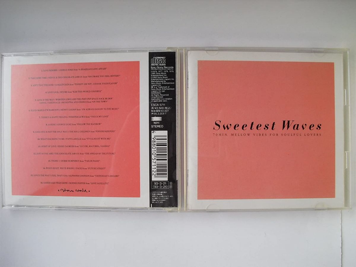 ・アーティスト オムニバス ・タイトル スイーテスト・ウエイブス ・レーベル・型番 ・フォーマット CD ・コンディション(盤) 良い (VG+) ・コンディション(ジャケット) ・コンディション(帯) オビあり ・特記事項 【帯付き】 【ケース擦れ】【盤汚れ】 サンプル画像です。実際の商品の画像ではありません 商品写真はバーコード/カタログ番号に対応したサンプル画像ですので、お送りする商品の画像ではありません。帯やライナーなどの付属品は、特記事項に記載されている場合のみ含まれます。プロモやカラーレコードなどの仕様についても、該当する場合のみ特記事項に記載しています。 【ご購入前に必ずご確認ください】 ・本店サイト(www.recordcity.jp)とは価格、送料が違います ・本店サイト、その他支店のオーダーとは同梱発送できません ・別倉庫から発送しているため、店頭受け渡しは対応しておりません ・一部商品は他の通販サイトでも販売しているため、ご注文のタイミングによっては商品のご用意ができない場合がございます。 ・土日祝日はお休みです 金曜・祝前日9時以降のご連絡またはご入金は、返答または発送が週明け・祝日明けに順次対応となります。 ・ご購入後のキャンセル不可 ご購入後のキャンセルはいかなる理由においてもお受けできません。ご了承の上、ご購入くださいませ。 ・日本郵便(ゆうパック/ゆうメール)によるお届けになります。 ・中古品であることをご理解ください 当ストアでは中古商品を主に販売しております。中古品であることをご理解の上ご購入ください。また、一部商品はRecordCityオンラインストアで試聴可能です。 ・返品について お客様のご都合による返品は一切承っておりません。 表記の内容と実際の商品に相違がある場合、また針飛び等で返品・返金をご希望される場合は、商品の到着後1週間以内にご連絡ください。商品の返送をこちらで確認後、キャンセル・返金を行います。 コンディションVG以下の商品は返品できません。プレイに影響のない表面のこすれ傷、プレス起因のノイズ盤は返品の対象外です。 【コンディション表記】 ・ほぼ新品(M-)(Like New) 完全な新品。未使用。当店ではほぼ使用しません ・非常に良い(EX)(Excellent) 中古盤として美品な状態。わずかな経年を感じるものの傷みを感じさせない、当店基準で最高の状態 ・良い(VG+)(Very Good Plus) 丁寧に扱われた中古品で、軽い使用感がみられる。 ・可(VG)(Acceptable) 使い込まれた中古品で、「良い」よりもさらに使用感がみられる。 ・悪い(VG-)(Bad) 状態が悪いアイテム。使用の保障はなく、再生不可、針飛び、目立つノイズがあるかもしれない。状態によるクレーム不可。返品不可。 ・非常に悪い(G)(Very Bad) 「悪い」よりさらに状態が悪いアイテム。使用の保障はなく、再生不可、針飛び、目立つノイズがあるかもしれない。状態によるクレーム不可。返品不可。 ・ジャンク(Fair)(Junk/Fair) 割れている、反っている、水ダメージがある、カビ、ジャケットが分離している、ひどい書き込み、ひどい擦れなど最低の状態。使用の保障はなく、再生不可、針飛び、目立つノイズがあるかもしれない。状態によるクレーム不可。返品不可。 ・ジャンク(Poor)(Junk/Poor) 割れている、反っている、水ダメージがある、カビ、ジャケットが分離している、ひどい書き込み、ひどい擦れなど最低の状態。使用の保障はなく、再生不可、針飛び、目立つノイズがあるかもしれない。状態によるクレーム不可。返品不可。