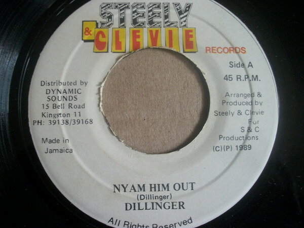 ・アーティスト Dillinger ・タイトル Nyam Him Out ・レーベル・型番 Steely And Clevie Productions NONE ・フォーマット 7インチレコード ・コンディション(盤) 良い (VG+) ・コンディション(ジャケット) プレインカバー（元ジャケット／カバー無し） ・コンディション(帯) オビなし ・特記事項 サンプル画像です。実際の商品の画像ではありません 商品写真はバーコード/カタログ番号に対応したサンプル画像ですので、お送りする商品の画像ではありません。帯やライナーなどの付属品は、特記事項に記載されている場合のみ含まれます。プロモやカラーレコードなどの仕様についても、該当する場合のみ特記事項に記載しています。 【ご購入前に必ずご確認ください】 ・本店サイト(www.recordcity.jp)とは価格、送料が違います ・本店サイト、その他支店のオーダーとは同梱発送できません ・注文確定後に別の注文を頂いた場合、注文同士の同梱は致しかねます。 ・別倉庫から発送しているため、店頭受け渡しは対応しておりません ・一部商品は他の通販サイトでも販売しているため、ご注文のタイミングによっては商品のご用意ができない場合がございます。 ・土日祝日はお休みです 金曜・祝前日9時以降のご連絡またはご入金は、返答または発送が週明け・祝日明けに順次対応となります。 ・ご購入後のキャンセル不可 ご購入後のキャンセルはいかなる理由においてもお受けできません。ご了承の上、ご購入くださいませ。 ・日本郵便(ゆうパック/ゆうメール)によるお届けになります。 ・中古品であることをご理解ください 当ストアでは中古商品を主に販売しております。中古品であることをご理解の上ご購入ください。また、一部商品はRecordCityオンラインストアで試聴可能です。 ・返品について お客様のご都合による返品は一切承っておりません。 表記の内容と実際の商品に相違がある場合、また針飛び等で返品・返金をご希望される場合は、商品の到着後1週間以内にご連絡ください。商品の返送をこちらで確認後、キャンセル・返金を行います。 コンディションVG以下の商品は返品できません。プレイに影響のない表面のこすれ傷、プレス起因のノイズ盤は返品の対象外です。 【コンディション表記】 ・ほぼ新品(M-)(Like New) 完全な新品。未使用。当店ではほぼ使用しません ・非常に良い(EX)(Excellent) 中古盤として美品な状態。わずかな経年を感じるものの傷みを感じさせない、当店基準で最高の状態 ・良い(VG+)(Very Good Plus) 丁寧に扱われた中古品で、軽い使用感がみられる。 ・可(VG)(Acceptable) 使い込まれた中古品で、「良い」よりもさらに使用感がみられる。 ・悪い(VG-)(Bad) 状態が悪いアイテム。使用の保障はなく、再生不可、針飛び、目立つノイズがあるかもしれない。状態によるクレーム不可。返品不可。 ・非常に悪い(G)(Very Bad) 「悪い」よりさらに状態が悪いアイテム。使用の保障はなく、再生不可、針飛び、目立つノイズがあるかもしれない。状態によるクレーム不可。返品不可。 ・ジャンク(Fair)(Junk/Fair) 割れている、反っている、水ダメージがある、カビ、ジャケットが分離している、ひどい書き込み、ひどい擦れなど最低の状態。使用の保障はなく、再生不可、針飛び、目立つノイズがあるかもしれない。状態によるクレーム不可。返品不可。 ・ジャンク(Poor)(Junk/Poor) 割れている、反っている、水ダメージがある、カビ、ジャケットが分離している、ひどい書き込み、ひどい擦れなど最低の状態。使用の保障はなく、再生不可、針飛び、目立つノイズがあるかもしれない。状態によるクレーム不可。返品不可。