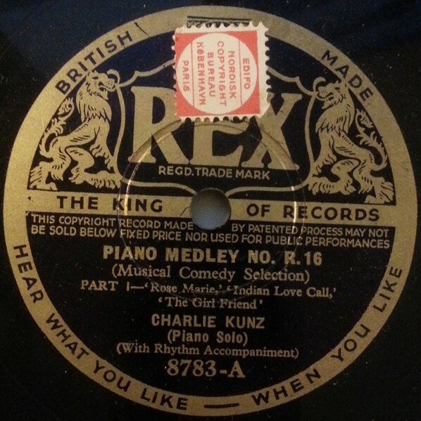 ・アーティスト Charlie Kunz ・タイトル Piano Medley No R 16 ・レーベル・型番 REX 8783 ・フォーマット 78回転SP盤レコード ・コンディション(盤) 良い (VG+) ・コンディション(ジャケット) 可 (VG) ・コンディション(帯) オビなし ・特記事項 【※再生コンディションによる返品不可】 サンプル画像です。実際の商品の画像ではありません 商品写真はバーコード/カタログ番号に対応したサンプル画像ですので、お送りする商品の画像ではありません。帯やライナーなどの付属品は、特記事項に記載されている場合のみ含まれます。プロモやカラーレコードなどの仕様についても、該当する場合のみ特記事項に記載しています。 【ご購入前に必ずご確認ください】 ・本店サイト(www.recordcity.jp)とは価格、送料が違います ・本店サイト、その他支店のオーダーとは同梱発送できません ・注文確定後に別の注文を頂いた場合、注文同士の同梱は致しかねます。 ・別倉庫から発送しているため、店頭受け渡しは対応しておりません ・一部商品は他の通販サイトでも販売しているため、ご注文のタイミングによっては商品のご用意ができない場合がございます。 ・土日祝日はお休みです 金曜・祝前日9時以降のご連絡またはご入金は、返答または発送が週明け・祝日明けに順次対応となります。 ・ご購入後のキャンセル不可 ご購入後のキャンセルはいかなる理由においてもお受けできません。ご了承の上、ご購入くださいませ。 ・日本郵便(ゆうパック/ゆうメール)によるお届けになります。 ・中古品であることをご理解ください 当ストアでは中古商品を主に販売しております。中古品であることをご理解の上ご購入ください。また、一部商品はRecordCityオンラインストアで試聴可能です。 ・返品について お客様のご都合による返品は一切承っておりません。 表記の内容と実際の商品に相違がある場合、また針飛び等で返品・返金をご希望される場合は、商品の到着後1週間以内にご連絡ください。商品の返送をこちらで確認後、キャンセル・返金を行います。 コンディションVG以下の商品は返品できません。プレイに影響のない表面のこすれ傷、プレス起因のノイズ盤は返品の対象外です。 【コンディション表記】 ・ほぼ新品(M-)(Like New) 完全な新品。未使用。当店ではほぼ使用しません ・非常に良い(EX)(Excellent) 中古盤として美品な状態。わずかな経年を感じるものの傷みを感じさせない、当店基準で最高の状態 ・良い(VG+)(Very Good Plus) 丁寧に扱われた中古品で、軽い使用感がみられる。 ・可(VG)(Acceptable) 使い込まれた中古品で、「良い」よりもさらに使用感がみられる。 ・悪い(VG-)(Bad) 状態が悪いアイテム。使用の保障はなく、再生不可、針飛び、目立つノイズがあるかもしれない。状態によるクレーム不可。返品不可。 ・非常に悪い(G)(Very Bad) 「悪い」よりさらに状態が悪いアイテム。使用の保障はなく、再生不可、針飛び、目立つノイズがあるかもしれない。状態によるクレーム不可。返品不可。 ・ジャンク(Fair)(Junk/Fair) 割れている、反っている、水ダメージがある、カビ、ジャケットが分離している、ひどい書き込み、ひどい擦れなど最低の状態。使用の保障はなく、再生不可、針飛び、目立つノイズがあるかもしれない。状態によるクレーム不可。返品不可。 ・ジャンク(Poor)(Junk/Poor) 割れている、反っている、水ダメージがある、カビ、ジャケットが分離している、ひどい書き込み、ひどい擦れなど最低の状態。使用の保障はなく、再生不可、針飛び、目立つノイズがあるかもしれない。状態によるクレーム不可。返品不可。