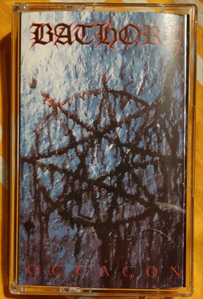 ・アーティスト Bathory ・タイトル Octagon ・レーベル・型番 BACK ON BLACK BOBV992MC ・フォーマット カセットテープ ・コンディション(盤) 新品 (M) ・コンディション(ジャケット) 新品 (M) ・コンディション(帯) オビなし ・特記事項 【未開封】 サンプル画像です。実際の商品の画像ではありません 商品写真はバーコード/カタログ番号に対応したサンプル画像ですので、お送りする商品の画像ではありません。帯やライナーなどの付属品は、特記事項に記載されている場合のみ含まれます。プロモやカラーレコードなどの仕様についても、該当する場合のみ特記事項に記載しています。 【ご購入前に必ずご確認ください】 ・本店サイト(www.recordcity.jp)とは価格、送料が違います ・本店サイト、その他支店のオーダーとは同梱発送できません ・注文確定後に別の注文を頂いた場合、注文同士の同梱は致しかねます。 ・別倉庫から発送しているため、店頭受け渡しは対応しておりません ・一部商品は他の通販サイトでも販売しているため、ご注文のタイミングによっては商品のご用意ができない場合がございます。 ・土日祝日はお休みです 金曜・祝前日9時以降のご連絡またはご入金は、返答または発送が週明け・祝日明けに順次対応となります。 ・ご購入後のキャンセル不可 ご購入後のキャンセルはいかなる理由においてもお受けできません。ご了承の上、ご購入くださいませ。 ・日本郵便(ゆうパック/ゆうメール)によるお届けになります。 ・中古品であることをご理解ください 当ストアでは中古商品を主に販売しております。中古品であることをご理解の上ご購入ください。また、一部商品はRecordCityオンラインストアで試聴可能です。 ・返品について お客様のご都合による返品は一切承っておりません。 表記の内容と実際の商品に相違がある場合、また針飛び等で返品・返金をご希望される場合は、商品の到着後1週間以内にご連絡ください。商品の返送をこちらで確認後、キャンセル・返金を行います。 コンディションVG以下の商品は返品できません。プレイに影響のない表面のこすれ傷、プレス起因のノイズ盤は返品の対象外です。 【コンディション表記】 ・ほぼ新品(M-)(Like New) 完全な新品。未使用。当店ではほぼ使用しません ・非常に良い(EX)(Excellent) 中古盤として美品な状態。わずかな経年を感じるものの傷みを感じさせない、当店基準で最高の状態 ・良い(VG+)(Very Good Plus) 丁寧に扱われた中古品で、軽い使用感がみられる。 ・可(VG)(Acceptable) 使い込まれた中古品で、「良い」よりもさらに使用感がみられる。 ・悪い(VG-)(Bad) 状態が悪いアイテム。使用の保障はなく、再生不可、針飛び、目立つノイズがあるかもしれない。状態によるクレーム不可。返品不可。 ・非常に悪い(G)(Very Bad) 「悪い」よりさらに状態が悪いアイテム。使用の保障はなく、再生不可、針飛び、目立つノイズがあるかもしれない。状態によるクレーム不可。返品不可。 ・ジャンク(Fair)(Junk/Fair) 割れている、反っている、水ダメージがある、カビ、ジャケットが分離している、ひどい書き込み、ひどい擦れなど最低の状態。使用の保障はなく、再生不可、針飛び、目立つノイズがあるかもしれない。状態によるクレーム不可。返品不可。 ・ジャンク(Poor)(Junk/Poor) 割れている、反っている、水ダメージがある、カビ、ジャケットが分離している、ひどい書き込み、ひどい擦れなど最低の状態。使用の保障はなく、再生不可、針飛び、目立つノイズがあるかもしれない。状態によるクレーム不可。返品不可。