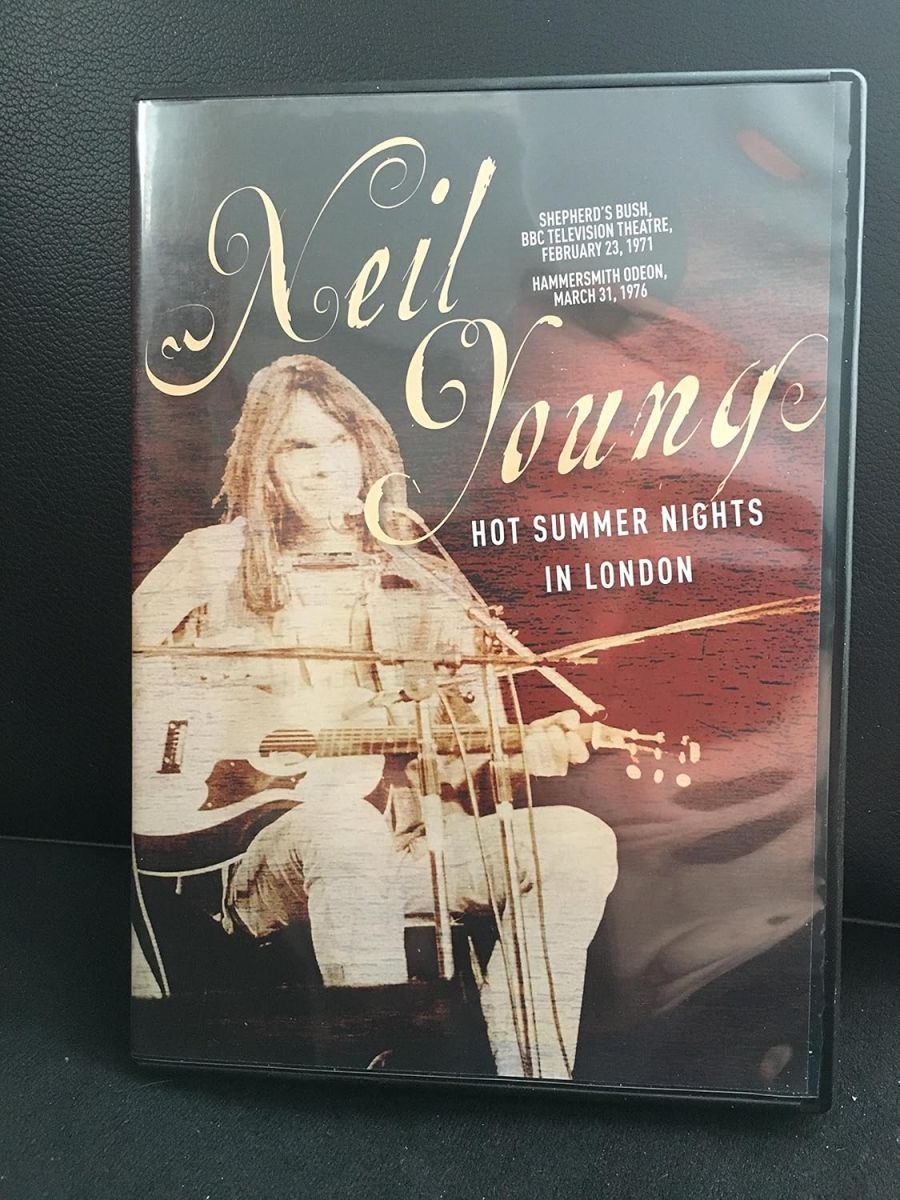 ・アーティスト Neil Young ・タイトル Hot Summer Nights In London ・レーベル・型番 ・フォーマット DVD ・コンディション(盤) 良い (VG+) ・コンディション(ジャケット) ・コンディション(帯) オビなし ・特記事項 【ケース擦れ】【盤に小さいキズ】 サンプル画像です。実際の商品の画像ではありません 商品写真はバーコード/カタログ番号に対応したサンプル画像ですので、お送りする商品の画像ではありません。帯やライナーなどの付属品は、特記事項に記載されている場合のみ含まれます。プロモやカラーレコードなどの仕様についても、該当する場合のみ特記事項に記載しています。 【ご購入前に必ずご確認ください】 ・本店サイト(www.recordcity.jp)とは価格、送料が違います ・本店サイト、その他支店のオーダーとは同梱発送できません ・別倉庫から発送しているため、店頭受け渡しは対応しておりません ・一部商品は他の通販サイトでも販売しているため、ご注文のタイミングによっては商品のご用意ができない場合がございます。 ・土日祝日はお休みです 金曜・祝前日9時以降のご連絡またはご入金は、返答または発送が週明け・祝日明けに順次対応となります。 ・ご購入後のキャンセル不可 ご購入後のキャンセルはいかなる理由においてもお受けできません。ご了承の上、ご購入くださいませ。 ・日本郵便(ゆうパック/ゆうメール)によるお届けになります。 ・中古品であることをご理解ください 当ストアでは中古商品を主に販売しております。中古品であることをご理解の上ご購入ください。また、一部商品はRecordCityオンラインストアで試聴可能です。 ・返品について お客様のご都合による返品は一切承っておりません。 表記の内容と実際の商品に相違がある場合、また針飛び等で返品・返金をご希望される場合は、商品の到着後1週間以内にご連絡ください。商品の返送をこちらで確認後、キャンセル・返金を行います。 コンディションVG以下の商品は返品できません。プレイに影響のない表面のこすれ傷、プレス起因のノイズ盤は返品の対象外です。 【コンディション表記】 ・ほぼ新品(M-)(Like New) 完全な新品。未使用。当店ではほぼ使用しません ・非常に良い(EX)(Excellent) 中古盤として美品な状態。わずかな経年を感じるものの傷みを感じさせない、当店基準で最高の状態 ・良い(VG+)(Very Good Plus) 丁寧に扱われた中古品で、軽い使用感がみられる。 ・可(VG)(Acceptable) 使い込まれた中古品で、「良い」よりもさらに使用感がみられる。 ・悪い(VG-)(Bad) 状態が悪いアイテム。使用の保障はなく、再生不可、針飛び、目立つノイズがあるかもしれない。状態によるクレーム不可。返品不可。 ・非常に悪い(G)(Very Bad) 「悪い」よりさらに状態が悪いアイテム。使用の保障はなく、再生不可、針飛び、目立つノイズがあるかもしれない。状態によるクレーム不可。返品不可。 ・ジャンク(Fair)(Junk/Fair) 割れている、反っている、水ダメージがある、カビ、ジャケットが分離している、ひどい書き込み、ひどい擦れなど最低の状態。使用の保障はなく、再生不可、針飛び、目立つノイズがあるかもしれない。状態によるクレーム不可。返品不可。 ・ジャンク(Poor)(Junk/Poor) 割れている、反っている、水ダメージがある、カビ、ジャケットが分離している、ひどい書き込み、ひどい擦れなど最低の状態。使用の保障はなく、再生不可、針飛び、目立つノイズがあるかもしれない。状態によるクレーム不可。返品不可。