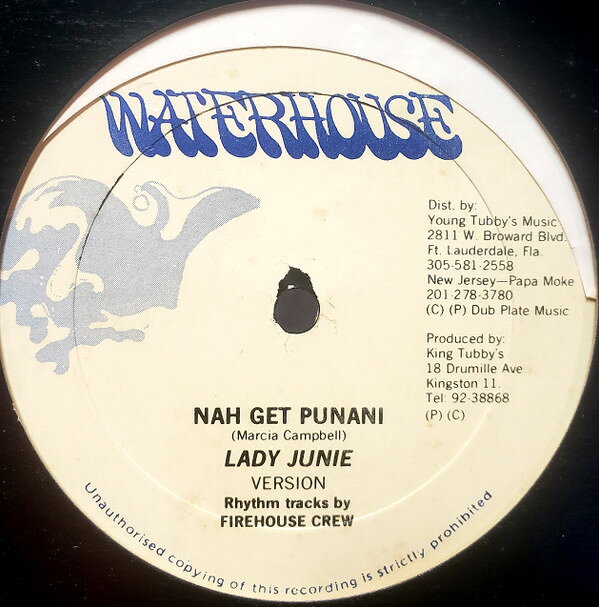 ・アーティスト Lady Junie ・タイトル Nah Get Punani / Nuh De Wid Yu ・レーベル・型番 Waterhouse FH008 ・フォーマット 12インチレコード ・コンディション(盤) 良い (VG+) ・コンディション(ジャケット) プレインカバー（元ジャケット／カバー無し） ・コンディション(帯) オビなし ・特記事項 サンプル画像です。実際の商品の画像ではありません 商品写真はバーコード/カタログ番号に対応したサンプル画像ですので、お送りする商品の画像ではありません。帯やライナーなどの付属品は、特記事項に記載されている場合のみ含まれます。プロモやカラーレコードなどの仕様についても、該当する場合のみ特記事項に記載しています。 【ご購入前に必ずご確認ください】 ・本店サイト(www.recordcity.jp)とは価格、送料が違います ・本店サイト、その他支店のオーダーとは同梱発送できません ・注文確定後に別の注文を頂いた場合、注文同士の同梱は致しかねます。 ・別倉庫から発送しているため、店頭受け渡しは対応しておりません ・一部商品は他の通販サイトでも販売しているため、ご注文のタイミングによっては商品のご用意ができない場合がございます。 ・土日祝日はお休みです 金曜・祝前日9時以降のご連絡またはご入金は、返答または発送が週明け・祝日明けに順次対応となります。 ・ご購入後のキャンセル不可 ご購入後のキャンセルはいかなる理由においてもお受けできません。ご了承の上、ご購入くださいませ。 ・日本郵便(ゆうパック/ゆうメール)によるお届けになります。 ・中古品であることをご理解ください 当ストアでは中古商品を主に販売しております。中古品であることをご理解の上ご購入ください。また、一部商品はRecordCityオンラインストアで試聴可能です。 ・返品について お客様のご都合による返品は一切承っておりません。 表記の内容と実際の商品に相違がある場合、また針飛び等で返品・返金をご希望される場合は、商品の到着後1週間以内にご連絡ください。商品の返送をこちらで確認後、キャンセル・返金を行います。 コンディションVG以下の商品は返品できません。プレイに影響のない表面のこすれ傷、プレス起因のノイズ盤は返品の対象外です。 【コンディション表記】 ・ほぼ新品(M-)(Like New) 完全な新品。未使用。当店ではほぼ使用しません ・非常に良い(EX)(Excellent) 中古盤として美品な状態。わずかな経年を感じるものの傷みを感じさせない、当店基準で最高の状態 ・良い(VG+)(Very Good Plus) 丁寧に扱われた中古品で、軽い使用感がみられる。 ・可(VG)(Acceptable) 使い込まれた中古品で、「良い」よりもさらに使用感がみられる。 ・悪い(VG-)(Bad) 状態が悪いアイテム。使用の保障はなく、再生不可、針飛び、目立つノイズがあるかもしれない。状態によるクレーム不可。返品不可。 ・非常に悪い(G)(Very Bad) 「悪い」よりさらに状態が悪いアイテム。使用の保障はなく、再生不可、針飛び、目立つノイズがあるかもしれない。状態によるクレーム不可。返品不可。 ・ジャンク(Fair)(Junk/Fair) 割れている、反っている、水ダメージがある、カビ、ジャケットが分離している、ひどい書き込み、ひどい擦れなど最低の状態。使用の保障はなく、再生不可、針飛び、目立つノイズがあるかもしれない。状態によるクレーム不可。返品不可。 ・ジャンク(Poor)(Junk/Poor) 割れている、反っている、水ダメージがある、カビ、ジャケットが分離している、ひどい書き込み、ひどい擦れなど最低の状態。使用の保障はなく、再生不可、針飛び、目立つノイズがあるかもしれない。状態によるクレーム不可。返品不可。