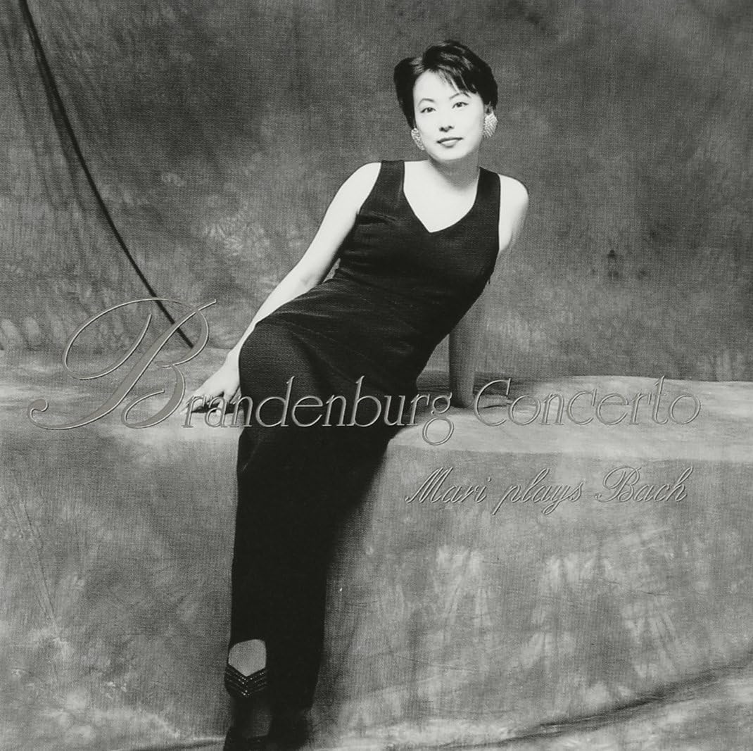 ・アーティスト 熊本マリ, チェコ・フィルハーモニー室内合奏団, ヒンク(イルジ), ピボダ(ラドミール); バッハ ・タイトル ブランデンブルク協奏曲第5番 ・レーベル・型番 ・フォーマット CD ・コンディション(盤) 良い (VG+) ・コンディション(ジャケット) ・コンディション(帯) オビなし ・特記事項 【ケース擦れ】 サンプル画像です。実際の商品の画像ではありません 商品写真はバーコード/カタログ番号に対応したサンプル画像ですので、お送りする商品の画像ではありません。帯やライナーなどの付属品は、特記事項に記載されている場合のみ含まれます。プロモやカラーレコードなどの仕様についても、該当する場合のみ特記事項に記載しています。 【ご購入前に必ずご確認ください】 ・本店サイト(www.recordcity.jp)とは価格、送料が違います ・本店サイト、その他支店のオーダーとは同梱発送できません ・別倉庫から発送しているため、店頭受け渡しは対応しておりません ・一部商品は他の通販サイトでも販売しているため、ご注文のタイミングによっては商品のご用意ができない場合がございます。 ・土日祝日はお休みです 金曜・祝前日9時以降のご連絡またはご入金は、返答または発送が週明け・祝日明けに順次対応となります。 ・ご購入後のキャンセル不可 ご購入後のキャンセルはいかなる理由においてもお受けできません。ご了承の上、ご購入くださいませ。 ・日本郵便(ゆうパック/ゆうメール)によるお届けになります。 ・中古品であることをご理解ください 当ストアでは中古商品を主に販売しております。中古品であることをご理解の上ご購入ください。また、一部商品はRecordCityオンラインストアで試聴可能です。 ・返品について お客様のご都合による返品は一切承っておりません。 表記の内容と実際の商品に相違がある場合、また針飛び等で返品・返金をご希望される場合は、商品の到着後1週間以内にご連絡ください。商品の返送をこちらで確認後、キャンセル・返金を行います。 コンディションVG以下の商品は返品できません。プレイに影響のない表面のこすれ傷、プレス起因のノイズ盤は返品の対象外です。 【コンディション表記】 ・ほぼ新品(M-)(Like New) 完全な新品。未使用。当店ではほぼ使用しません ・非常に良い(EX)(Excellent) 中古盤として美品な状態。わずかな経年を感じるものの傷みを感じさせない、当店基準で最高の状態 ・良い(VG+)(Very Good Plus) 丁寧に扱われた中古品で、軽い使用感がみられる。 ・可(VG)(Acceptable) 使い込まれた中古品で、「良い」よりもさらに使用感がみられる。 ・悪い(VG-)(Bad) 状態が悪いアイテム。使用の保障はなく、再生不可、針飛び、目立つノイズがあるかもしれない。状態によるクレーム不可。返品不可。 ・非常に悪い(G)(Very Bad) 「悪い」よりさらに状態が悪いアイテム。使用の保障はなく、再生不可、針飛び、目立つノイズがあるかもしれない。状態によるクレーム不可。返品不可。 ・ジャンク(Fair)(Junk/Fair) 割れている、反っている、水ダメージがある、カビ、ジャケットが分離している、ひどい書き込み、ひどい擦れなど最低の状態。使用の保障はなく、再生不可、針飛び、目立つノイズがあるかもしれない。状態によるクレーム不可。返品不可。 ・ジャンク(Poor)(Junk/Poor) 割れている、反っている、水ダメージがある、カビ、ジャケットが分離している、ひどい書き込み、ひどい擦れなど最低の状態。使用の保障はなく、再生不可、針飛び、目立つノイズがあるかもしれない。状態によるクレーム不可。返品不可。