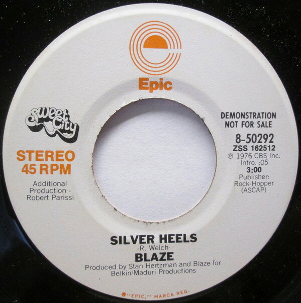 ・アーティスト Blaze (63) ・タイトル Silver Heels ・レーベル・型番 Epic 850292 ・フォーマット 7" ・コンディション(盤) 良い (VG+) ・コンディション(ジャケット) プレインカバー（元ジャケット／カバー無し） ・コンディション(帯) オビなし ・特記事項 【プロモ盤】 【プロモ印刷レーベル】【盤に薄い跡】 サンプル画像です。実際の商品の画像ではありません 商品写真はバーコード/カタログ番号に対応したサンプル画像ですので、お送りする商品の画像ではありません。帯やライナーなどの付属品は、特記事項に記載されている場合のみ含まれます。プロモやカラーレコードなどの仕様についても、該当する場合のみ特記事項に記載しています。 【ご購入前に必ずご確認ください】 ・本店サイト(www.recordcity.jp)とは価格、送料が違います ・本店サイト、その他支店のオーダーとは同梱発送できません ・注文確定後に別の注文を頂いた場合、注文同士の同梱は致しかねます。 ・別倉庫から発送しているため、店頭受け渡しは対応しておりません ・一部商品は他の通販サイトでも販売しているため、ご注文のタイミングによっては商品のご用意ができない場合がございます。 ・土日祝日はお休みです 金曜・祝前日9時以降のご連絡またはご入金は、返答または発送が週明け・祝日明けに順次対応となります。 ・ご購入後のキャンセル不可 ご購入後のキャンセルはいかなる理由においてもお受けできません。ご了承の上、ご購入くださいませ。 ・日本郵便(ゆうパック/ゆうメール)によるお届けになります。 ・中古品であることをご理解ください 当ストアでは中古商品を主に販売しております。中古品であることをご理解の上ご購入ください。また、一部商品はRecordCityオンラインストアで試聴可能です。 ・返品について お客様のご都合による返品は一切承っておりません。 表記の内容と実際の商品に相違がある場合、また針飛び等で返品・返金をご希望される場合は、商品の到着後1週間以内にご連絡ください。商品の返送をこちらで確認後、キャンセル・返金を行います。 コンディションVG以下の商品は返品できません。プレイに影響のない表面のこすれ傷、プレス起因のノイズ盤は返品の対象外です。 【コンディション表記】 ・ほぼ新品(M-)(Like New) 完全な新品。未使用。当店ではほぼ使用しません ・非常に良い(EX)(Excellent) 中古盤として美品な状態。わずかな経年を感じるものの傷みを感じさせない、当店基準で最高の状態 ・良い(VG+)(Very Good Plus) 丁寧に扱われた中古品で、軽い使用感がみられる。 ・可(VG)(Acceptable) 使い込まれた中古品で、「良い」よりもさらに使用感がみられる。 ・悪い(VG-)(Bad) 状態が悪いアイテム。使用の保障はなく、再生不可、針飛び、目立つノイズがあるかもしれない。状態によるクレーム不可。返品不可。 ・非常に悪い(G)(Very Bad) 「悪い」よりさらに状態が悪いアイテム。使用の保障はなく、再生不可、針飛び、目立つノイズがあるかもしれない。状態によるクレーム不可。返品不可。 ・ジャンク(Fair)(Junk/Fair) 割れている、反っている、水ダメージがある、カビ、ジャケットが分離している、ひどい書き込み、ひどい擦れなど最低の状態。使用の保障はなく、再生不可、針飛び、目立つノイズがあるかもしれない。状態によるクレーム不可。返品不可。 ・ジャンク(Poor)(Junk/Poor) 割れている、反っている、水ダメージがある、カビ、ジャケットが分離している、ひどい書き込み、ひどい擦れなど最低の状態。使用の保障はなく、再生不可、針飛び、目立つノイズがあるかもしれない。状態によるクレーム不可。返品不可。