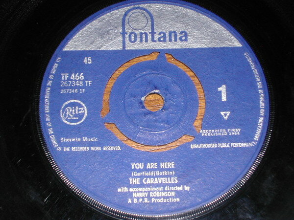 ・アーティスト Caravelles ・タイトル You Are Here ・レーベル・型番 Fontana, Ritz Records TF466 ・フォーマット 7インチレコード ・コンディション(盤) 良い (VG+) ・コンディション(ジャケット) プレインカバー（元ジャケット／カバー無し） ・コンディション(帯) オビなし ・特記事項 【盤にヘアライン】 サンプル画像です。実際の商品の画像ではありません 商品写真はバーコード/カタログ番号に対応したサンプル画像ですので、お送りする商品の画像ではありません。帯やライナーなどの付属品は、特記事項に記載されている場合のみ含まれます。プロモやカラーレコードなどの仕様についても、該当する場合のみ特記事項に記載しています。 【ご購入前に必ずご確認ください】 ・本店サイト(www.recordcity.jp)とは価格、送料が違います ・本店サイト、その他支店のオーダーとは同梱発送できません ・注文確定後に別の注文を頂いた場合、注文同士の同梱は致しかねます。 ・別倉庫から発送しているため、店頭受け渡しは対応しておりません ・一部商品は他の通販サイトでも販売しているため、ご注文のタイミングによっては商品のご用意ができない場合がございます。 ・土日祝日はお休みです 金曜・祝前日9時以降のご連絡またはご入金は、返答または発送が週明け・祝日明けに順次対応となります。 ・ご購入後のキャンセル不可 ご購入後のキャンセルはいかなる理由においてもお受けできません。ご了承の上、ご購入くださいませ。 ・日本郵便(ゆうパック/ゆうメール)によるお届けになります。 ・中古品であることをご理解ください 当ストアでは中古商品を主に販売しております。中古品であることをご理解の上ご購入ください。また、一部商品はRecordCityオンラインストアで試聴可能です。 ・返品について お客様のご都合による返品は一切承っておりません。 表記の内容と実際の商品に相違がある場合、また針飛び等で返品・返金をご希望される場合は、商品の到着後1週間以内にご連絡ください。商品の返送をこちらで確認後、キャンセル・返金を行います。 コンディションVG以下の商品は返品できません。プレイに影響のない表面のこすれ傷、プレス起因のノイズ盤は返品の対象外です。 【コンディション表記】 ・ほぼ新品(M-)(Like New) 完全な新品。未使用。当店ではほぼ使用しません ・非常に良い(EX)(Excellent) 中古盤として美品な状態。わずかな経年を感じるものの傷みを感じさせない、当店基準で最高の状態 ・良い(VG+)(Very Good Plus) 丁寧に扱われた中古品で、軽い使用感がみられる。 ・可(VG)(Acceptable) 使い込まれた中古品で、「良い」よりもさらに使用感がみられる。 ・悪い(VG-)(Bad) 状態が悪いアイテム。使用の保障はなく、再生不可、針飛び、目立つノイズがあるかもしれない。状態によるクレーム不可。返品不可。 ・非常に悪い(G)(Very Bad) 「悪い」よりさらに状態が悪いアイテム。使用の保障はなく、再生不可、針飛び、目立つノイズがあるかもしれない。状態によるクレーム不可。返品不可。 ・ジャンク(Fair)(Junk/Fair) 割れている、反っている、水ダメージがある、カビ、ジャケットが分離している、ひどい書き込み、ひどい擦れなど最低の状態。使用の保障はなく、再生不可、針飛び、目立つノイズがあるかもしれない。状態によるクレーム不可。返品不可。 ・ジャンク(Poor)(Junk/Poor) 割れている、反っている、水ダメージがある、カビ、ジャケットが分離している、ひどい書き込み、ひどい擦れなど最低の状態。使用の保障はなく、再生不可、針飛び、目立つノイズがあるかもしれない。状態によるクレーム不可。返品不可。