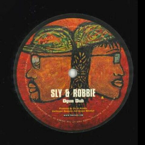 ・アーティスト Sly, Robbie ・タイトル Ogun Dub; Rise Of Shango / Unit T; Refuge ・レーベル・型番 Tabou 1 EU TB1141 ・フォーマット 12インチレコード ・コンディション(盤) 新品 (M) ・コンディション(ジャケット) ・コンディション(帯) オビなし ・特記事項 サンプル画像です。実際の商品の画像ではありません 商品写真はバーコード/カタログ番号に対応したサンプル画像ですので、お送りする商品の画像ではありません。帯やライナーなどの付属品は、特記事項に記載されている場合のみ含まれます。プロモやカラーレコードなどの仕様についても、該当する場合のみ特記事項に記載しています。 【ご購入前に必ずご確認ください】 ・本店サイト(www.recordcity.jp)とは価格、送料が違います ・本店サイト、その他支店のオーダーとは同梱発送できません ・注文確定後に別の注文を頂いた場合、注文同士の同梱は致しかねます。 ・別倉庫から発送しているため、店頭受け渡しは対応しておりません ・一部商品は他の通販サイトでも販売しているため、ご注文のタイミングによっては商品のご用意ができない場合がございます。 ・土日祝日はお休みです 金曜・祝前日9時以降のご連絡またはご入金は、返答または発送が週明け・祝日明けに順次対応となります。 ・ご購入後のキャンセル不可 ご購入後のキャンセルはいかなる理由においてもお受けできません。ご了承の上、ご購入くださいませ。 ・日本郵便(ゆうパック/ゆうメール)によるお届けになります。 ・中古品であることをご理解ください 当ストアでは中古商品を主に販売しております。中古品であることをご理解の上ご購入ください。また、一部商品はRecordCityオンラインストアで試聴可能です。 ・返品について お客様のご都合による返品は一切承っておりません。 表記の内容と実際の商品に相違がある場合、また針飛び等で返品・返金をご希望される場合は、商品の到着後1週間以内にご連絡ください。商品の返送をこちらで確認後、キャンセル・返金を行います。 コンディションVG以下の商品は返品できません。プレイに影響のない表面のこすれ傷、プレス起因のノイズ盤は返品の対象外です。 【コンディション表記】 ・ほぼ新品(M-)(Like New) 完全な新品。未使用。当店ではほぼ使用しません ・非常に良い(EX)(Excellent) 中古盤として美品な状態。わずかな経年を感じるものの傷みを感じさせない、当店基準で最高の状態 ・良い(VG+)(Very Good Plus) 丁寧に扱われた中古品で、軽い使用感がみられる。 ・可(VG)(Acceptable) 使い込まれた中古品で、「良い」よりもさらに使用感がみられる。 ・悪い(VG-)(Bad) 状態が悪いアイテム。使用の保障はなく、再生不可、針飛び、目立つノイズがあるかもしれない。状態によるクレーム不可。返品不可。 ・非常に悪い(G)(Very Bad) 「悪い」よりさらに状態が悪いアイテム。使用の保障はなく、再生不可、針飛び、目立つノイズがあるかもしれない。状態によるクレーム不可。返品不可。 ・ジャンク(Fair)(Junk/Fair) 割れている、反っている、水ダメージがある、カビ、ジャケットが分離している、ひどい書き込み、ひどい擦れなど最低の状態。使用の保障はなく、再生不可、針飛び、目立つノイズがあるかもしれない。状態によるクレーム不可。返品不可。 ・ジャンク(Poor)(Junk/Poor) 割れている、反っている、水ダメージがある、カビ、ジャケットが分離している、ひどい書き込み、ひどい擦れなど最低の状態。使用の保障はなく、再生不可、針飛び、目立つノイズがあるかもしれない。状態によるクレーム不可。返品不可。