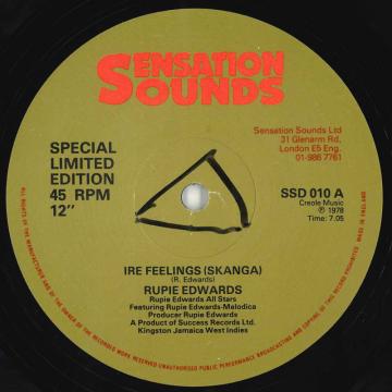 ・アーティスト Rupie Edwards , Rupie Edwards All Stars ・タイトル Ire Feelings (Skanga) / I Sey Go Dey ・レーベル・型番 Sensation Sounds SSD010 ・フォーマット 12インチレコード ・コンディション(盤) 可 (VG) ・コンディション(ジャケット) ・コンディション(帯) オビなし ・特記事項 【VG+/SEW/WOL 】 サンプル画像です。実際の商品の画像ではありません 商品写真はバーコード/カタログ番号に対応したサンプル画像ですので、お送りする商品の画像ではありません。帯やライナーなどの付属品は、特記事項に記載されている場合のみ含まれます。プロモやカラーレコードなどの仕様についても、該当する場合のみ特記事項に記載しています。 【ご購入前に必ずご確認ください】 ・本店サイト(www.recordcity.jp)とは価格、送料が違います ・本店サイト、その他支店のオーダーとは同梱発送できません ・注文確定後に別の注文を頂いた場合、注文同士の同梱は致しかねます。 ・別倉庫から発送しているため、店頭受け渡しは対応しておりません ・一部商品は他の通販サイトでも販売しているため、ご注文のタイミングによっては商品のご用意ができない場合がございます。 ・土日祝日はお休みです 金曜・祝前日9時以降のご連絡またはご入金は、返答または発送が週明け・祝日明けに順次対応となります。 ・ご購入後のキャンセル不可 ご購入後のキャンセルはいかなる理由においてもお受けできません。ご了承の上、ご購入くださいませ。 ・日本郵便(ゆうパック/ゆうメール)によるお届けになります。 ・中古品であることをご理解ください 当ストアでは中古商品を主に販売しております。中古品であることをご理解の上ご購入ください。また、一部商品はRecordCityオンラインストアで試聴可能です。 ・返品について お客様のご都合による返品は一切承っておりません。 表記の内容と実際の商品に相違がある場合、また針飛び等で返品・返金をご希望される場合は、商品の到着後1週間以内にご連絡ください。商品の返送をこちらで確認後、キャンセル・返金を行います。 コンディションVG以下の商品は返品できません。プレイに影響のない表面のこすれ傷、プレス起因のノイズ盤は返品の対象外です。 【コンディション表記】 ・ほぼ新品(M-)(Like New) 完全な新品。未使用。当店ではほぼ使用しません ・非常に良い(EX)(Excellent) 中古盤として美品な状態。わずかな経年を感じるものの傷みを感じさせない、当店基準で最高の状態 ・良い(VG+)(Very Good Plus) 丁寧に扱われた中古品で、軽い使用感がみられる。 ・可(VG)(Acceptable) 使い込まれた中古品で、「良い」よりもさらに使用感がみられる。 ・悪い(VG-)(Bad) 状態が悪いアイテム。使用の保障はなく、再生不可、針飛び、目立つノイズがあるかもしれない。状態によるクレーム不可。返品不可。 ・非常に悪い(G)(Very Bad) 「悪い」よりさらに状態が悪いアイテム。使用の保障はなく、再生不可、針飛び、目立つノイズがあるかもしれない。状態によるクレーム不可。返品不可。 ・ジャンク(Fair)(Junk/Fair) 割れている、反っている、水ダメージがある、カビ、ジャケットが分離している、ひどい書き込み、ひどい擦れなど最低の状態。使用の保障はなく、再生不可、針飛び、目立つノイズがあるかもしれない。状態によるクレーム不可。返品不可。 ・ジャンク(Poor)(Junk/Poor) 割れている、反っている、水ダメージがある、カビ、ジャケットが分離している、ひどい書き込み、ひどい擦れなど最低の状態。使用の保障はなく、再生不可、針飛び、目立つノイズがあるかもしれない。状態によるクレーム不可。返品不可。