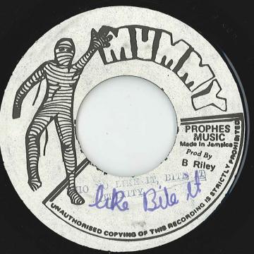 【中古】ジャマイカ7” Trinity (4) Who No Like It, Bite It none Mummy /00050