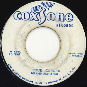 ・アーティスト Roland Alphonso , The City Slickers ・タイトル Four Corner ・レーベル・型番 Coxsone Records none ・フォーマット 7インチレコード ・コンディション(盤) 良い (VG+) ・コンディション(ジャケット) ・コンディション(帯) オビなし ・特記事項 【EX--/SEW/SLD/WOL/stain B:miss credit エッジに目立つ曇りがあります。】 サンプル画像です。実際の商品の画像ではありません 商品写真はバーコード/カタログ番号に対応したサンプル画像ですので、お送りする商品の画像ではありません。帯やライナーなどの付属品は、特記事項に記載されている場合のみ含まれます。プロモやカラーレコードなどの仕様についても、該当する場合のみ特記事項に記載しています。 【ご購入前に必ずご確認ください】 ・本店サイト(www.recordcity.jp)とは価格、送料が違います ・本店サイト、その他支店のオーダーとは同梱発送できません ・注文確定後に別の注文を頂いた場合、注文同士の同梱は致しかねます。 ・別倉庫から発送しているため、店頭受け渡しは対応しておりません ・一部商品は他の通販サイトでも販売しているため、ご注文のタイミングによっては商品のご用意ができない場合がございます。 ・土日祝日はお休みです 金曜・祝前日9時以降のご連絡またはご入金は、返答または発送が週明け・祝日明けに順次対応となります。 ・ご購入後のキャンセル不可 ご購入後のキャンセルはいかなる理由においてもお受けできません。ご了承の上、ご購入くださいませ。 ・日本郵便(ゆうパック/ゆうメール)によるお届けになります。 ・中古品であることをご理解ください 当ストアでは中古商品を主に販売しております。中古品であることをご理解の上ご購入ください。また、一部商品はRecordCityオンラインストアで試聴可能です。 ・返品について お客様のご都合による返品は一切承っておりません。 表記の内容と実際の商品に相違がある場合、また針飛び等で返品・返金をご希望される場合は、商品の到着後1週間以内にご連絡ください。商品の返送をこちらで確認後、キャンセル・返金を行います。 コンディションVG以下の商品は返品できません。プレイに影響のない表面のこすれ傷、プレス起因のノイズ盤は返品の対象外です。 【コンディション表記】 ・ほぼ新品(M-)(Like New) 完全な新品。未使用。当店ではほぼ使用しません ・非常に良い(EX)(Excellent) 中古盤として美品な状態。わずかな経年を感じるものの傷みを感じさせない、当店基準で最高の状態 ・良い(VG+)(Very Good Plus) 丁寧に扱われた中古品で、軽い使用感がみられる。 ・可(VG)(Acceptable) 使い込まれた中古品で、「良い」よりもさらに使用感がみられる。 ・悪い(VG-)(Bad) 状態が悪いアイテム。使用の保障はなく、再生不可、針飛び、目立つノイズがあるかもしれない。状態によるクレーム不可。返品不可。 ・非常に悪い(G)(Very Bad) 「悪い」よりさらに状態が悪いアイテム。使用の保障はなく、再生不可、針飛び、目立つノイズがあるかもしれない。状態によるクレーム不可。返品不可。 ・ジャンク(Fair)(Junk/Fair) 割れている、反っている、水ダメージがある、カビ、ジャケットが分離している、ひどい書き込み、ひどい擦れなど最低の状態。使用の保障はなく、再生不可、針飛び、目立つノイズがあるかもしれない。状態によるクレーム不可。返品不可。 ・ジャンク(Poor)(Junk/Poor) 割れている、反っている、水ダメージがある、カビ、ジャケットが分離している、ひどい書き込み、ひどい擦れなど最低の状態。使用の保障はなく、再生不可、針飛び、目立つノイズがあるかもしれない。状態によるクレーム不可。返品不可。