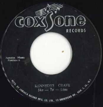 ・アーティスト Don Drummond , Bongo Man Byfield ・タイトル Green Island / Kennedys Grave ・レーベル・型番 Coxsone Records none ・フォーマット 7インチレコード ・コンディション(盤) 可 (VG) ・コンディション(ジャケット) ・コンディション(帯) オビなし ・特記事項 【VG+/marks/stain Stain on label. / ラベルに小さな染みがあります。】 サンプル画像です。実際の商品の画像ではありません 商品写真はバーコード/カタログ番号に対応したサンプル画像ですので、お送りする商品の画像ではありません。帯やライナーなどの付属品は、特記事項に記載されている場合のみ含まれます。プロモやカラーレコードなどの仕様についても、該当する場合のみ特記事項に記載しています。 【ご購入前に必ずご確認ください】 ・本店サイト(www.recordcity.jp)とは価格、送料が違います ・本店サイト、その他支店のオーダーとは同梱発送できません ・注文確定後に別の注文を頂いた場合、注文同士の同梱は致しかねます。 ・別倉庫から発送しているため、店頭受け渡しは対応しておりません ・一部商品は他の通販サイトでも販売しているため、ご注文のタイミングによっては商品のご用意ができない場合がございます。 ・土日祝日はお休みです 金曜・祝前日9時以降のご連絡またはご入金は、返答または発送が週明け・祝日明けに順次対応となります。 ・ご購入後のキャンセル不可 ご購入後のキャンセルはいかなる理由においてもお受けできません。ご了承の上、ご購入くださいませ。 ・日本郵便(ゆうパック/ゆうメール)によるお届けになります。 ・中古品であることをご理解ください 当ストアでは中古商品を主に販売しております。中古品であることをご理解の上ご購入ください。また、一部商品はRecordCityオンラインストアで試聴可能です。 ・返品について お客様のご都合による返品は一切承っておりません。 表記の内容と実際の商品に相違がある場合、また針飛び等で返品・返金をご希望される場合は、商品の到着後1週間以内にご連絡ください。商品の返送をこちらで確認後、キャンセル・返金を行います。 コンディションVG以下の商品は返品できません。プレイに影響のない表面のこすれ傷、プレス起因のノイズ盤は返品の対象外です。 【コンディション表記】 ・ほぼ新品(M-)(Like New) 完全な新品。未使用。当店ではほぼ使用しません ・非常に良い(EX)(Excellent) 中古盤として美品な状態。わずかな経年を感じるものの傷みを感じさせない、当店基準で最高の状態 ・良い(VG+)(Very Good Plus) 丁寧に扱われた中古品で、軽い使用感がみられる。 ・可(VG)(Acceptable) 使い込まれた中古品で、「良い」よりもさらに使用感がみられる。 ・悪い(VG-)(Bad) 状態が悪いアイテム。使用の保障はなく、再生不可、針飛び、目立つノイズがあるかもしれない。状態によるクレーム不可。返品不可。 ・非常に悪い(G)(Very Bad) 「悪い」よりさらに状態が悪いアイテム。使用の保障はなく、再生不可、針飛び、目立つノイズがあるかもしれない。状態によるクレーム不可。返品不可。 ・ジャンク(Fair)(Junk/Fair) 割れている、反っている、水ダメージがある、カビ、ジャケットが分離している、ひどい書き込み、ひどい擦れなど最低の状態。使用の保障はなく、再生不可、針飛び、目立つノイズがあるかもしれない。状態によるクレーム不可。返品不可。 ・ジャンク(Poor)(Junk/Poor) 割れている、反っている、水ダメージがある、カビ、ジャケットが分離している、ひどい書き込み、ひどい擦れなど最低の状態。使用の保障はなく、再生不可、針飛び、目立つノイズがあるかもしれない。状態によるクレーム不可。返品不可。